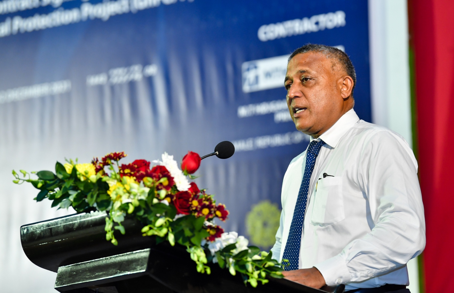 ފުވައްމުލައް: ޑިސެމްބަރު 13، 2021: ފުވައްމުލަކުގެ ގޮނޑުދޮށް ހިމާޔަތްކުރުމުގެ މަޝްރޫއުގެ އެއްބަސްވުމުގައި ސޮއިކުރުމުގެ ރަސްމިއްޔާތުގައި ޕްލޭނިން މިނިސްޓަރު މުހައްމަދު އަސްލަމް ވާހަކަ ދައްކަވަނީ.-- ފޮޓޯ: ރައީސް އޮފީސް