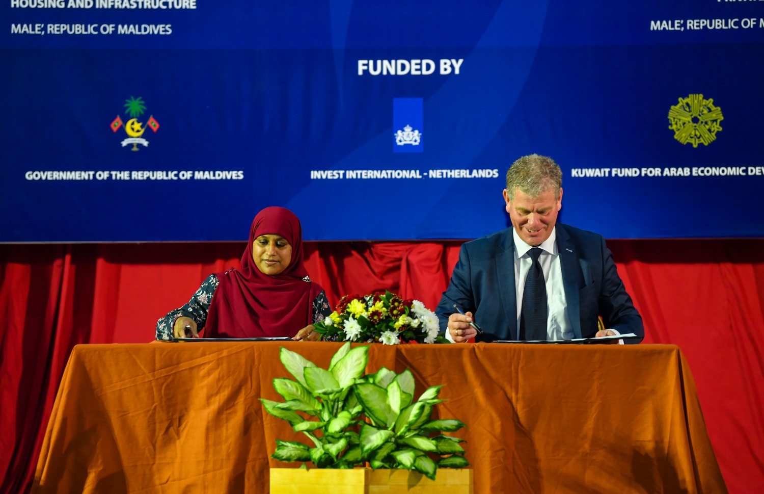 ފުވައްމުލައް: ޑިސެމްބަރު 13، 2021: ފުވައްމުލަކުގެ ގޮނޑުދޮށް ހިމާޔަތްކުރުމުގެ މަޝްރޫއުގެ އެއްބަސްވުމުގައި ސޮއިކުރުމުގެ ރަސްމިއްޔާތުގައި ނެދަލެންޑުގެ ހޯގާޑު ކުންފުނީގެ އިސް އޮފިޝަލަކާއި ހައުސިން މިނިސްޓަރީގެ ޕާމަނަންޓު ސެކެރެޓަރީ އެއްބަސްވުމުގައި ސޮއި ކުރައްވަނީ.-- ފޮޓޯ: ރައީސް އޮފީސް