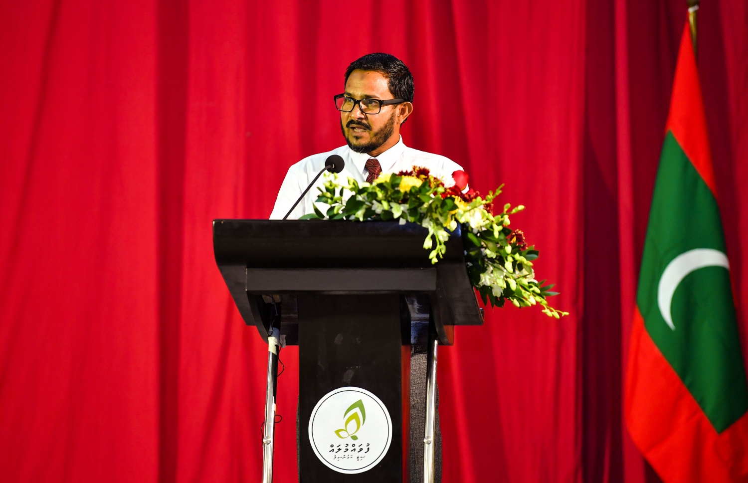 ފުވައްމުލައް: ޑިސެމްބަރު 13، 2021: ފުވައްމުލަކުގެ ގޮނޑުދޮށް ހިމާޔަތްކުރުމުގެ މަޝްރޫއުގެ އެއްބަސްވުމުގައި ސޮއިކުރުމުގެ ރަސްމިއްޔާތުގައި ފުވައްމުލަކު ކައުންސިލްގެ ސެކެޓްރީ ޖެނެރަލް ވާހަކަ ދައްކަވަނީ.-- ފޮޓޯ: ރައީސް އޮފީސް