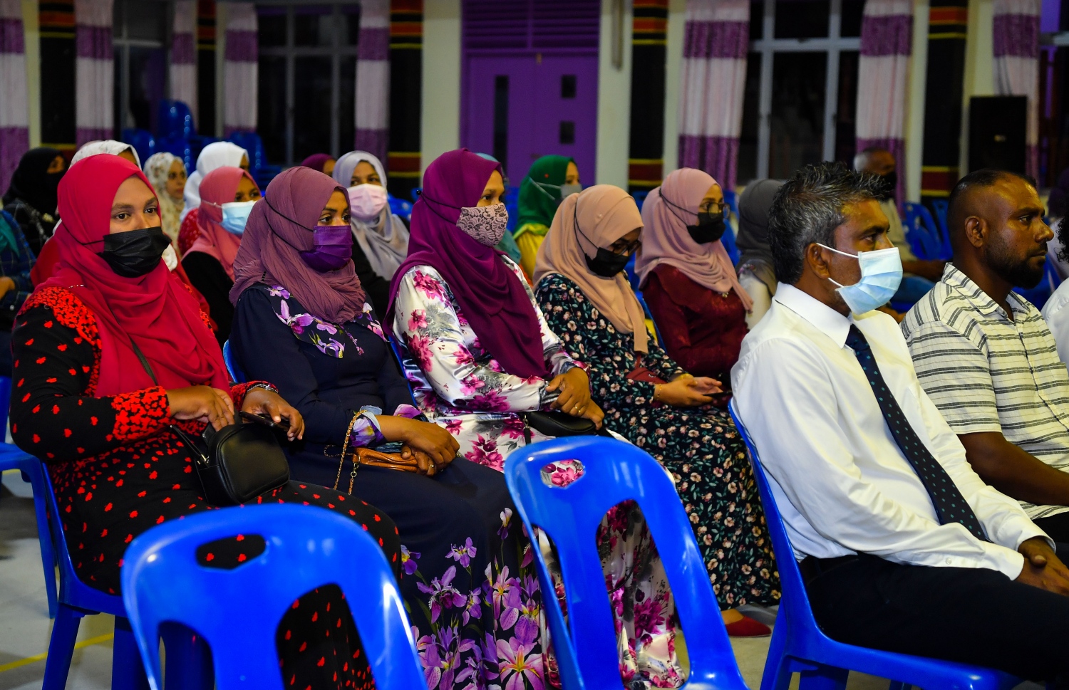 ފުވައްމުލައް: ޑިސެމްބަރު 12، 2021: ފުވައްމުލަކުގެ ގޮނޑުދޮށް ހިމާޔަތްކުރުމުގެ މަޝްރޫއުގެ އެއްބަސްވުމުގައި ސޮއިކުރުމުގެ ރަސްމިއްޔާތުގައި ފުވައްމުލަކުގެ ބައެއް މީހުން ބައިވެރިވަނީ.-- ފޮޓޯ: ރައީސް އޮފީސް