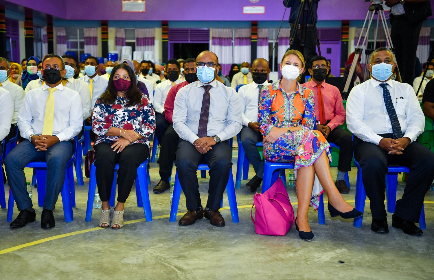 ފުވައްމުލައް: ޑިސެމްބަރު 13، 2021: ފުވައްމުލަކުގެ ގޮނޑުދޮށް ހިމާޔަތްކުރުމުގެ މަޝްރޫއުގެ އެއްބަސްވުމުގައި ސޮއިކުރުމުގެ ރަސްމިއްޔާތުގައި ޕްލޭނިން މިނިސްޓަރު މުހައްމަދު އަސްލަމް(ކ) އަދި ފިނޭންސް މިނިސްޓަރު އިބްރާހިމް އަމީރު(މ) ބައިވެރިވެ ވަޑައިގަންނަވަނީ.-- ފޮޓޯ: ރައީސް އޮފީސް