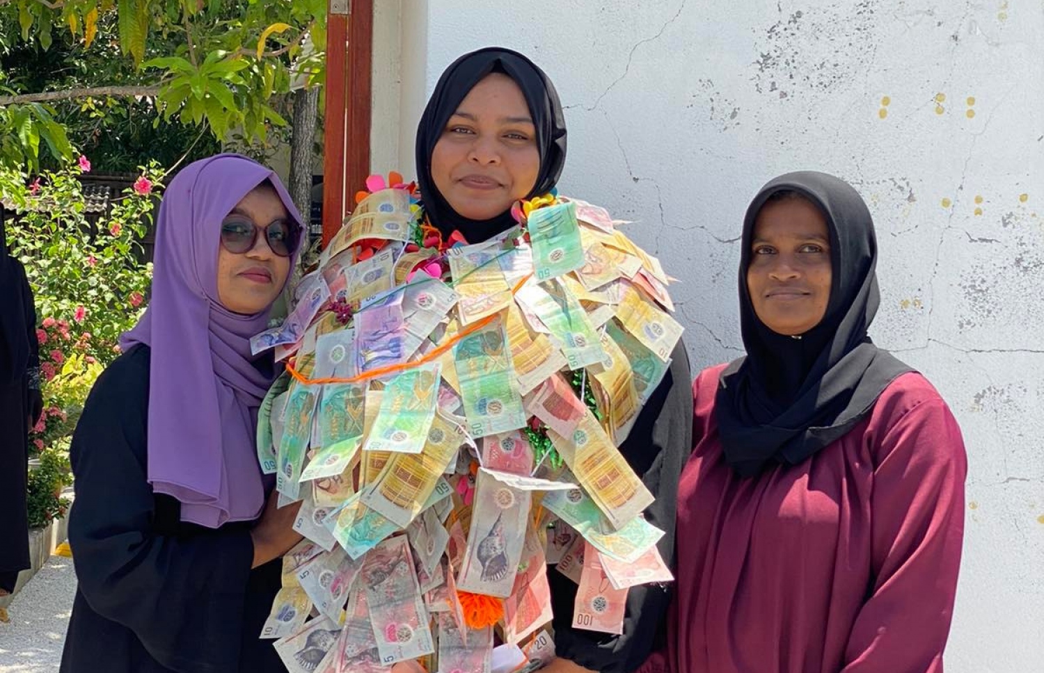 ލ. ފޮނަދޫގައި ދާދިފަހުން ކައިވެނި ކުރި އަންހެން ކުއްޖެއްގެ ކަރުގައި ފައިސާ ފަތި އަޅުވާފައި.-