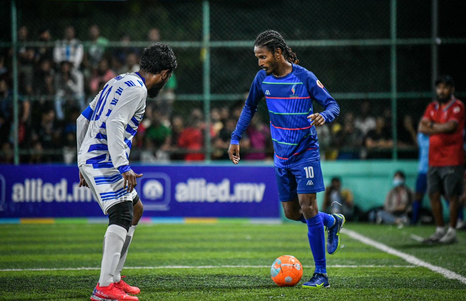 ފެނަކަ ޓީމުގެ އަޔާ (ކ) ބޯޅަ ހިފައިގެން ދާން މަސައްކަތް ކުރަނީ --- ފޮޓޯ: ނިޝާން އަލީ | މިހާރު