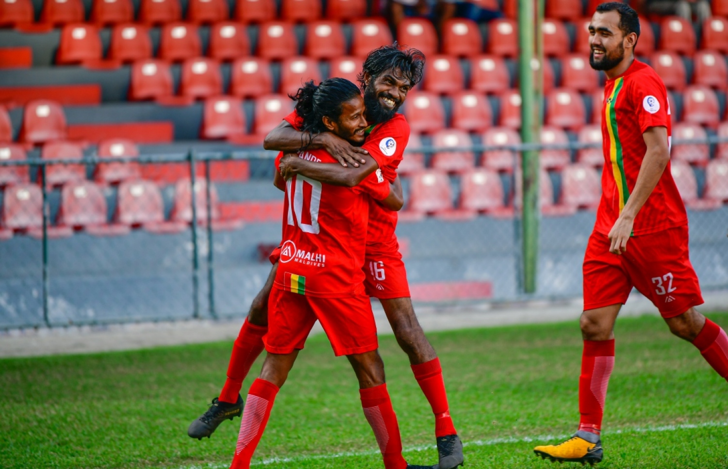 މިދިޔަ ސީޒަންގައި ގްރާންޑޭގައި، އަޔާ (10) ލަނޑު ޖެހުމަށް ފަު އުފާފާޅު ކުރަނީ --- ފައިލް ފޮޓޯ