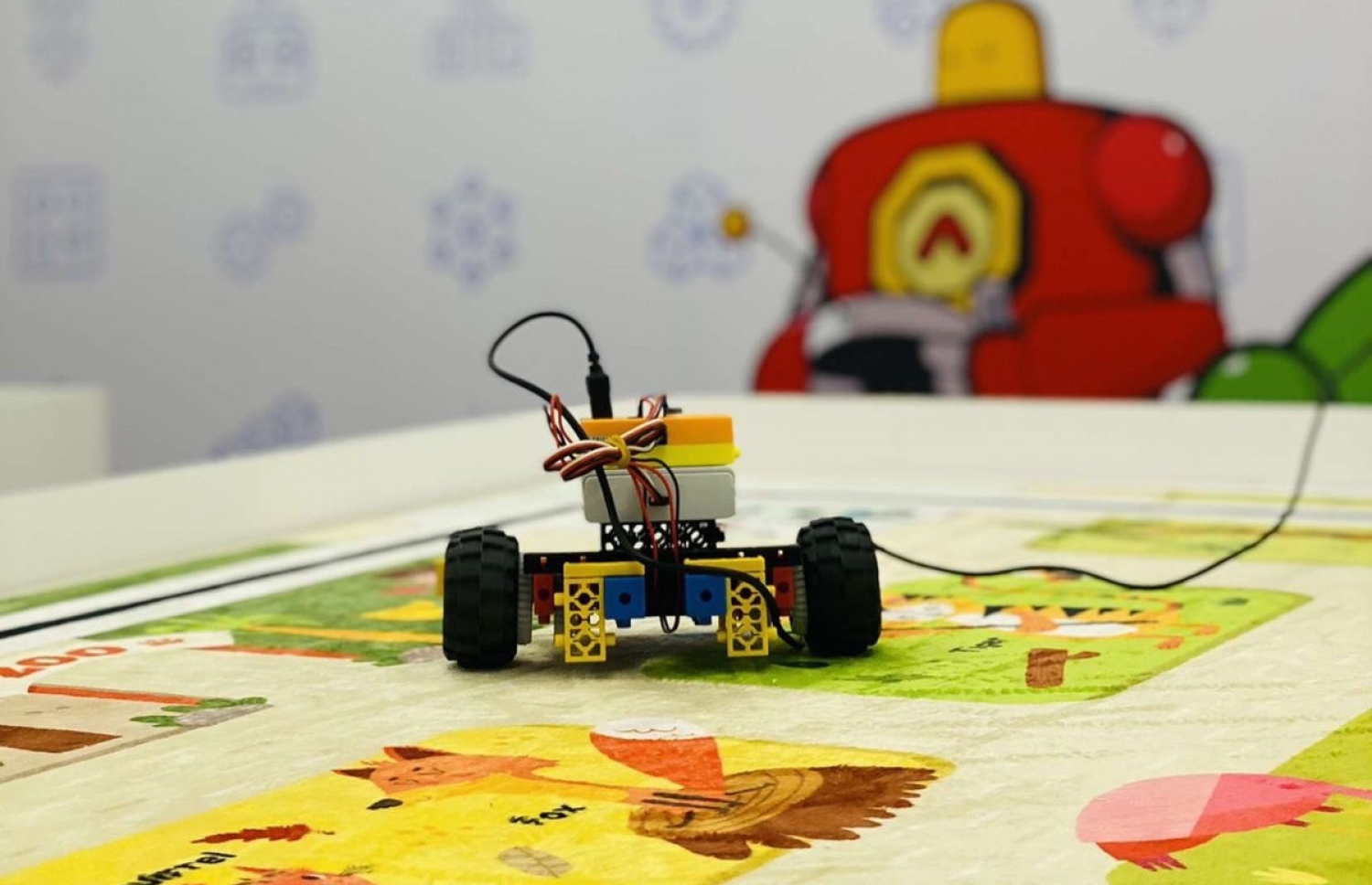 ރޮބޯތިންކް ޑިސްކަވަރީ ސެންޓަރުގައި ކުއްޖަކު ހެދި ކުޅޭ ކާރެއް-- ފޮޓޯ: ރޮބޯތިންކް