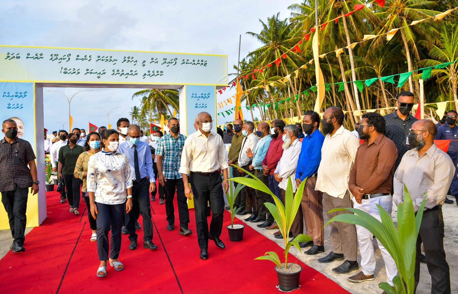 ރައީސް ސޯލިހް ފޯކައިދޫގައި މެމްބަރު ހުސެއިންއާ އެކު. -- ފޮޓޯ/ ރައީސް އޮފީސް