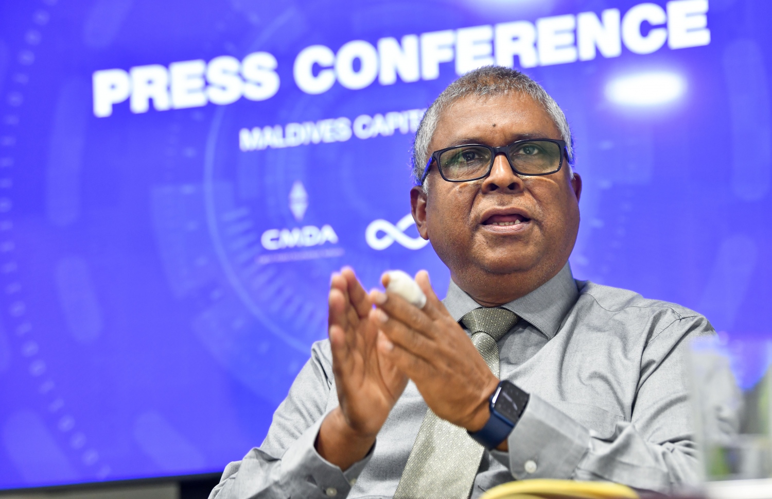 ސީއެމްޑީއޭގެ ސީއީއޯ މުހައްމަދު ހަސަން މަނިކު ނޫސްވެރިންނަށް މައުލޫމާތު ދެއްވަނީ-- ފައިލް ފޮޓޯ: މިހާރު