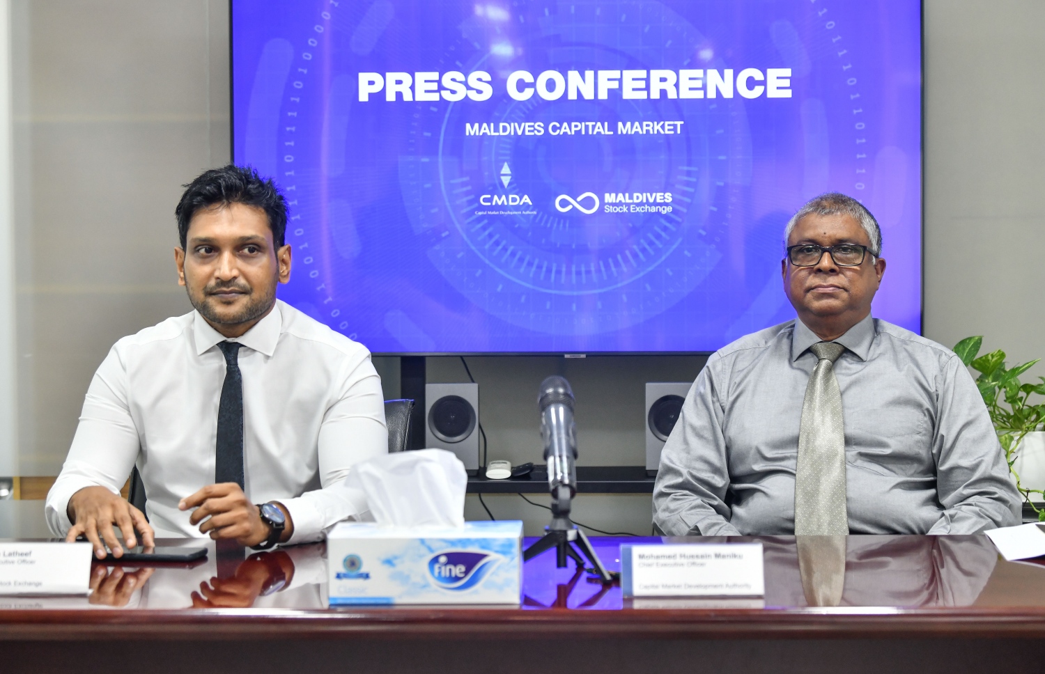 ސީއެމްޑީއޭ އާއި ސްޓޮކް އެކްސްޗޭންޖުން ބޭއްވި ނޫސްވެރިންގެ ބައްދަލުވުމުގައި ސީއެމްޑީއޭގެ ސީއީއޯ މަނިކާއި ސްޓޮކް އެކްސްޗޭންޖްގެ ސީއީއޯ އައުޝަން-- ފޮޓޯ: ނިޝާން އަލީ/ މިހާރު