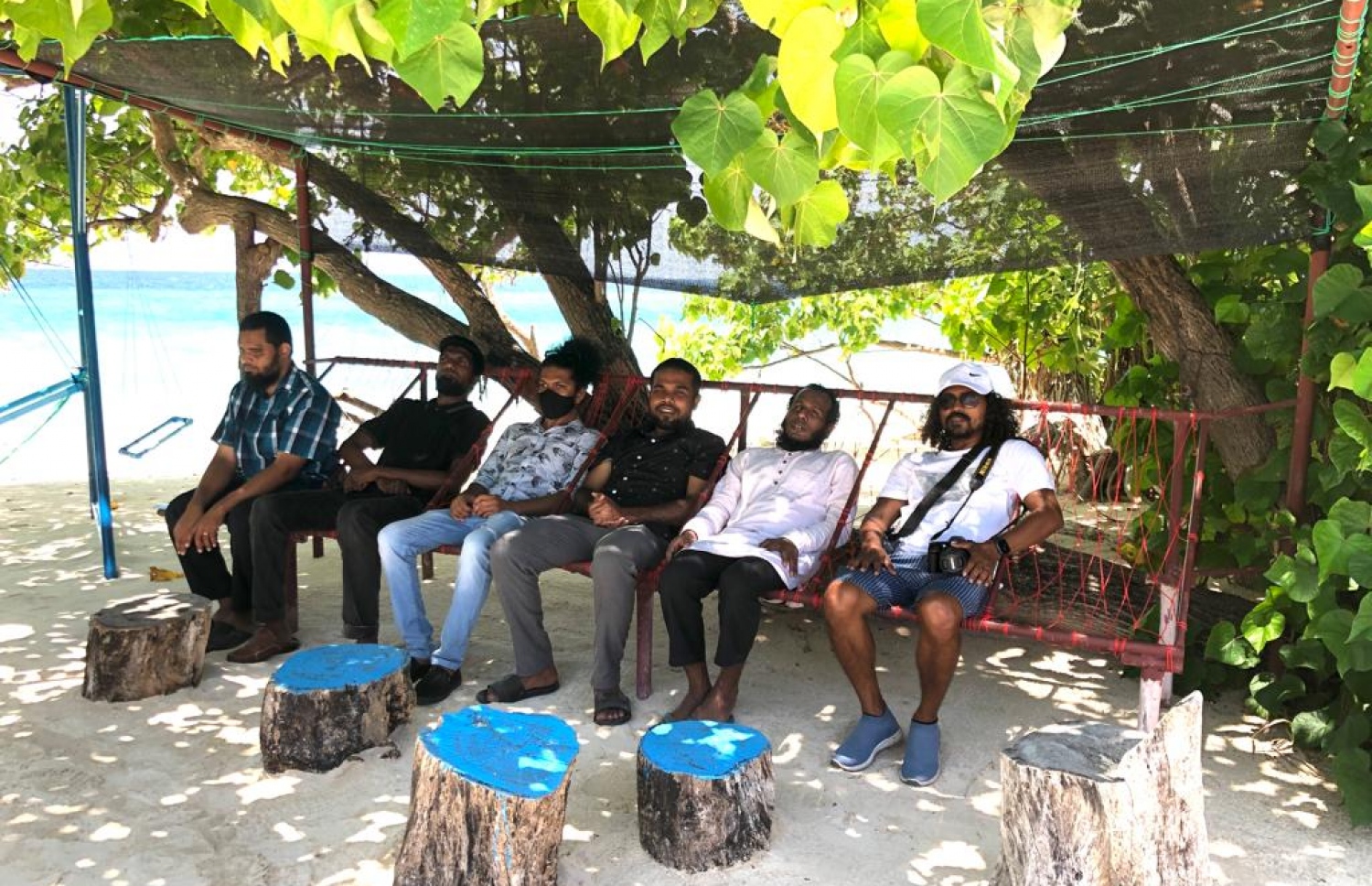 ލޯފަން ފަސް ޒުވާނުންނާ އެކު ހަފްސީ އަބްދުﷲ އދ. އަތޮޅުގެ ހަތަރު ރަށަކަށް ކުރި ދަތުރުގެ ތެރެއިން.-- ފޮޓޯ: ހަފްސީ