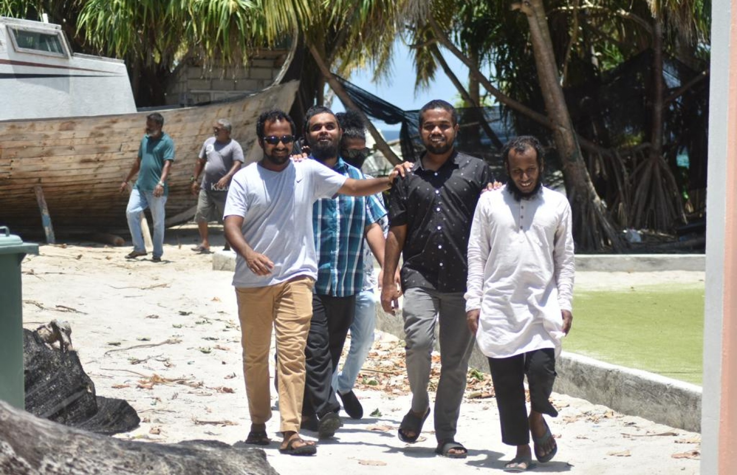 ލޯފަން ފަސް ޒުވާނުންނާ އެކު ހަފްސީ އަބްދުﷲ އދ. އަތޮޅުގެ ހަތަރު ރަށަކަށް ކުރި ދަތުރު.-- ފޮޓޯ: ހަފްސީ