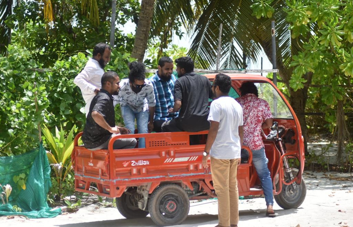 ލޯފަން ފަސް ޒުވާނުންނާ އެކު ހަފްސީ އދ. އަތޮޅުގެ ހަތަރު ރަށަކަށް ކުރި ދަތުރުގެ ތެރެއިން.-- ފޮޓޯ: ހަފްސީ