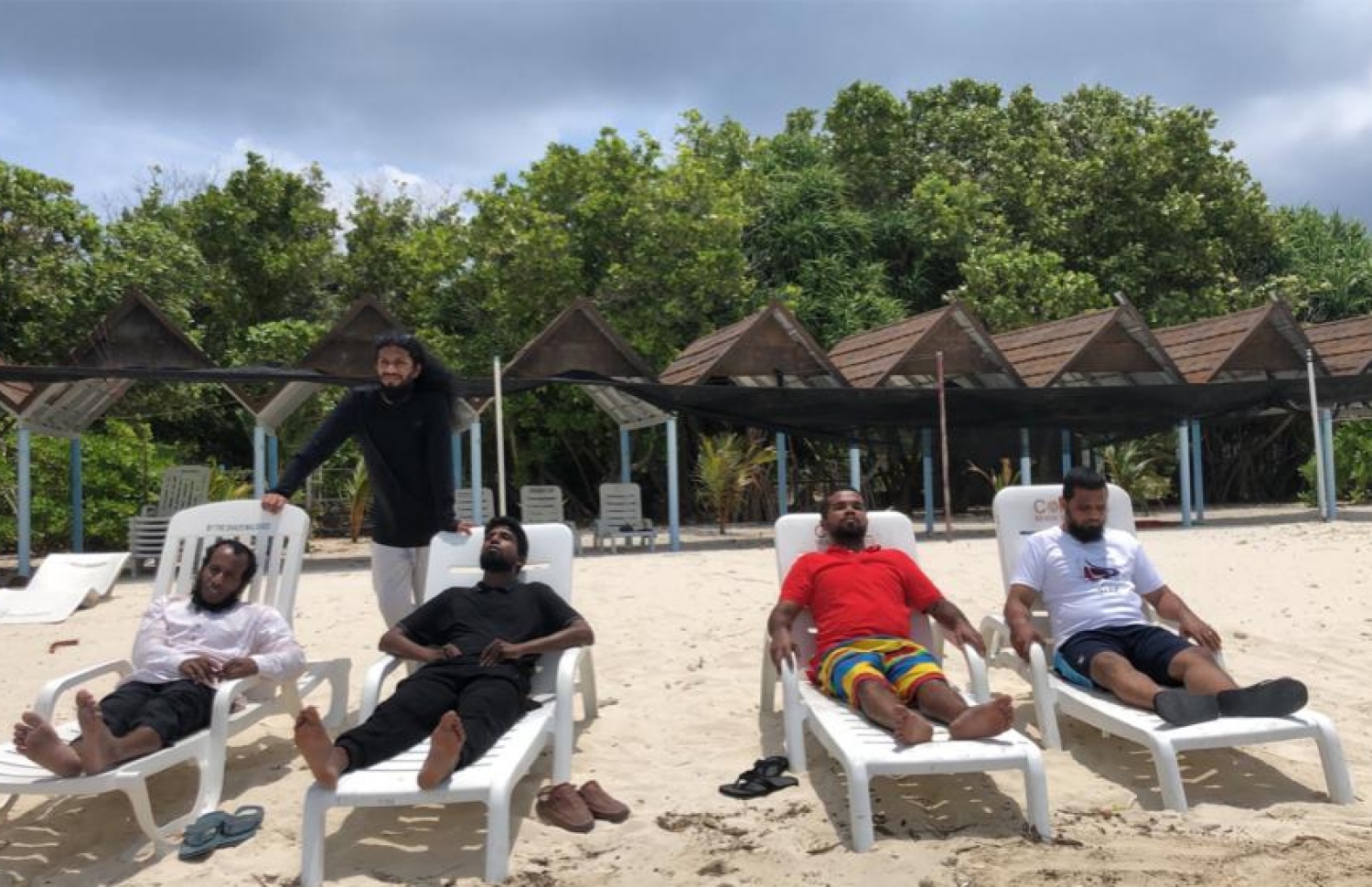 ލޯފަން ފަސް ޒުވާނުންނާ އެކު ހަފްސީ އދ. އަތޮޅުގެ ހަތަރު ރަށަކަށް ކުރި ދަތުރުގެ ތެރެއިން.-- ފޮޓޯ: ހަފްސީ