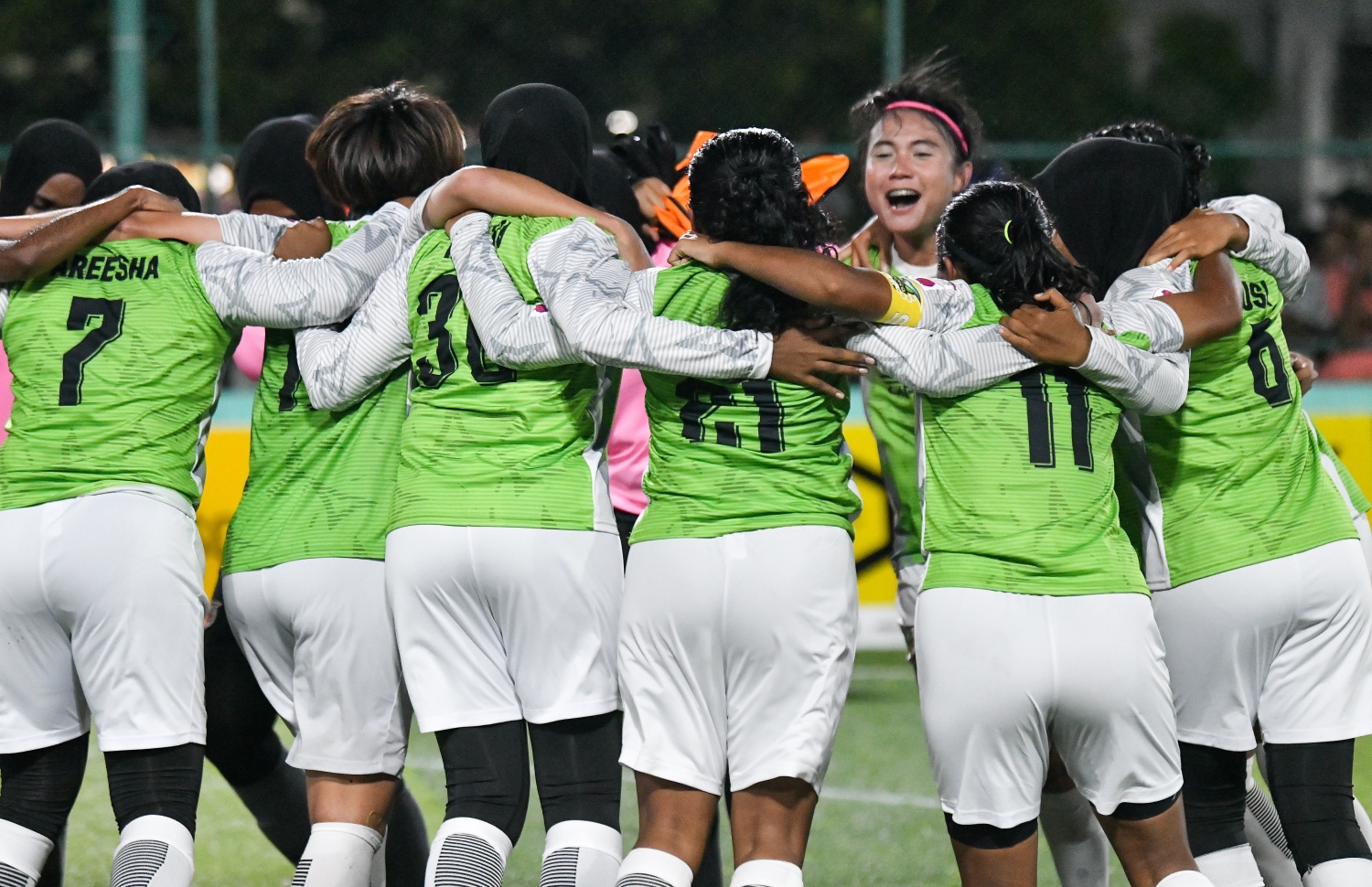 ފައިނަލްގެ ޖާގަ ކަށަވަރު ކުރުމަށް ފަހު ވެމްކޯގެ ކުޅުންތެރިން އުފާފާޅު ކުރަނީ. --- ފޮޓޯ: ފަޔާޒު މޫސާ | މިހާރު