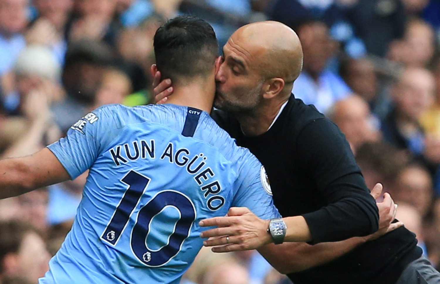 އަގުއޭރޯ (ވ) އާއި މެންޗެސްޓާ ސިޓީގެ ކޯޗް ގާޑިއޯލާ (ކ) --- ފައިލް ފޮޓޯ: އޭއެފްޕީ