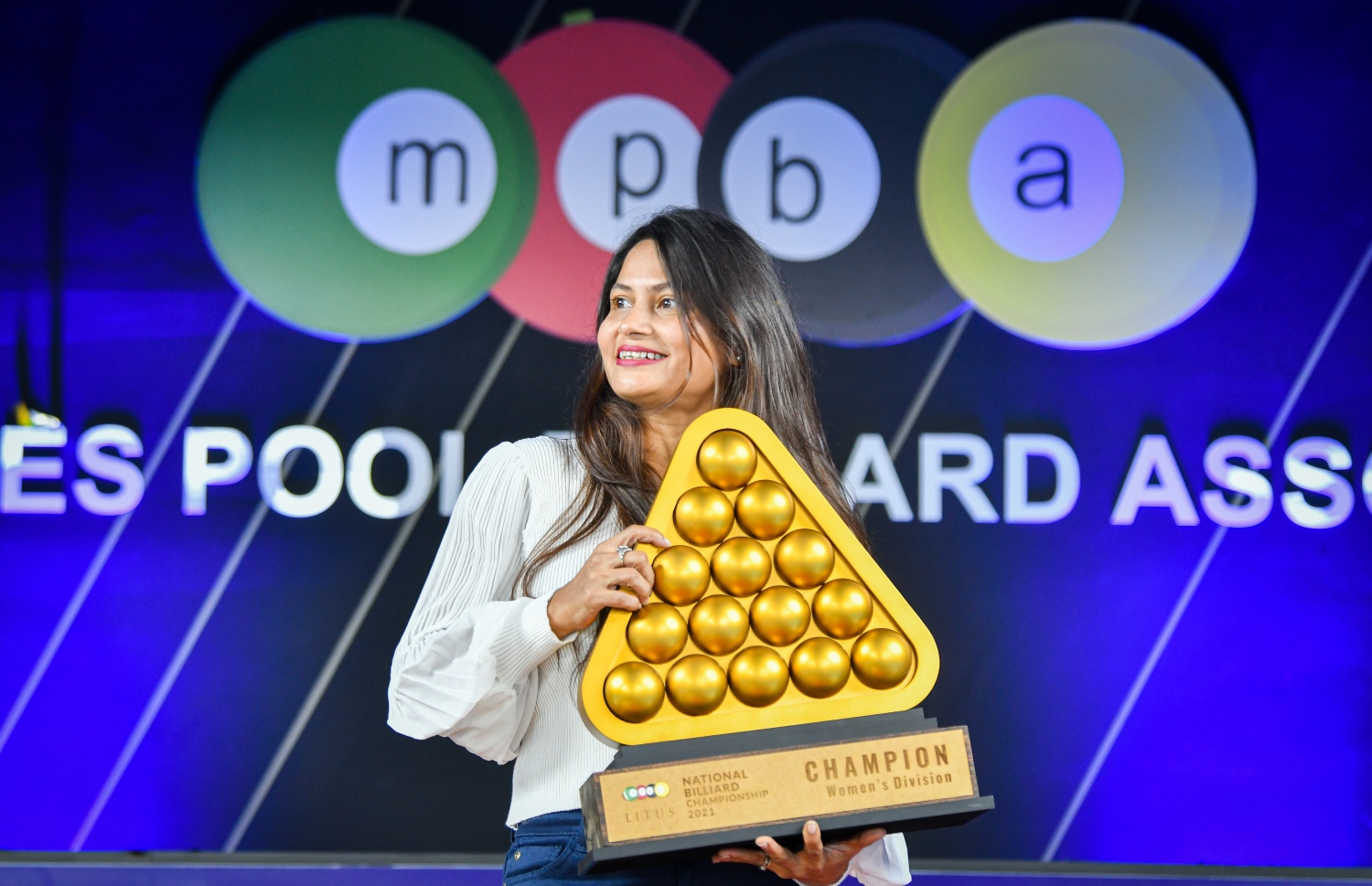 މިދިޔަ އަހަރު ގައުމީ މުބާރާތުގެ އަންހެން ސިންގަލްސް ޗެމްޕިއަންކަް ހޯދި ދީނާ އަހްމަދު ޓޮރޮފީ އާއެކު ފޮޓޯ އަކަށް ހުއްޓިލައިގެން --- ފައިލް ފޮޓޯ: ފަޔާޒު މޫސާ | މިހާރު