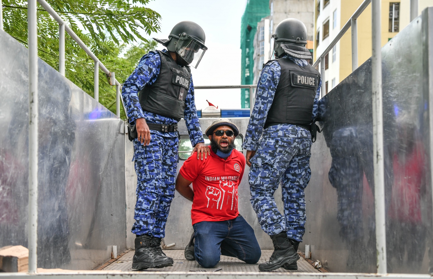 އިދިކޮޅު ޕީޕީއެމް އިން އިންތިޒާމުކޮށްގެން ހަވީރު މާލޭގައި ބާއްވަން އުޅުނު ސައިކަލު ބުރު ހުއްޓުވައި، މީހަކު ފުލުހުންގެ ބެލުމުގެ ދަށަށް ގެންދަނީ--. ފޮޓޯ: ނިޝާން އަލީ/މިހާރު