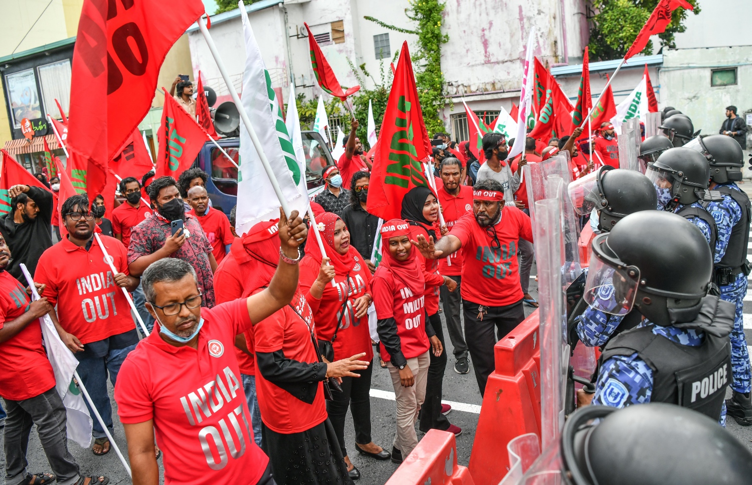 އިދިކޮޅު ޕީޕީއެމް އިން އިންތިޒާމުކޮށްގެން ހަވީރު މާލޭގައި ބާއްވަން އުޅުނު ސައިކަލު ބުރު ފުލުހުން ހުއްޓުވުމުން، އެސަރަހައްދުގައި އިދިކޮޅު ސަޕޯޓަރުން މުޒާހަރާ ކުރަނީ --. ފޮޓޯ: ނިޝާން އަލީ/މިހާރު