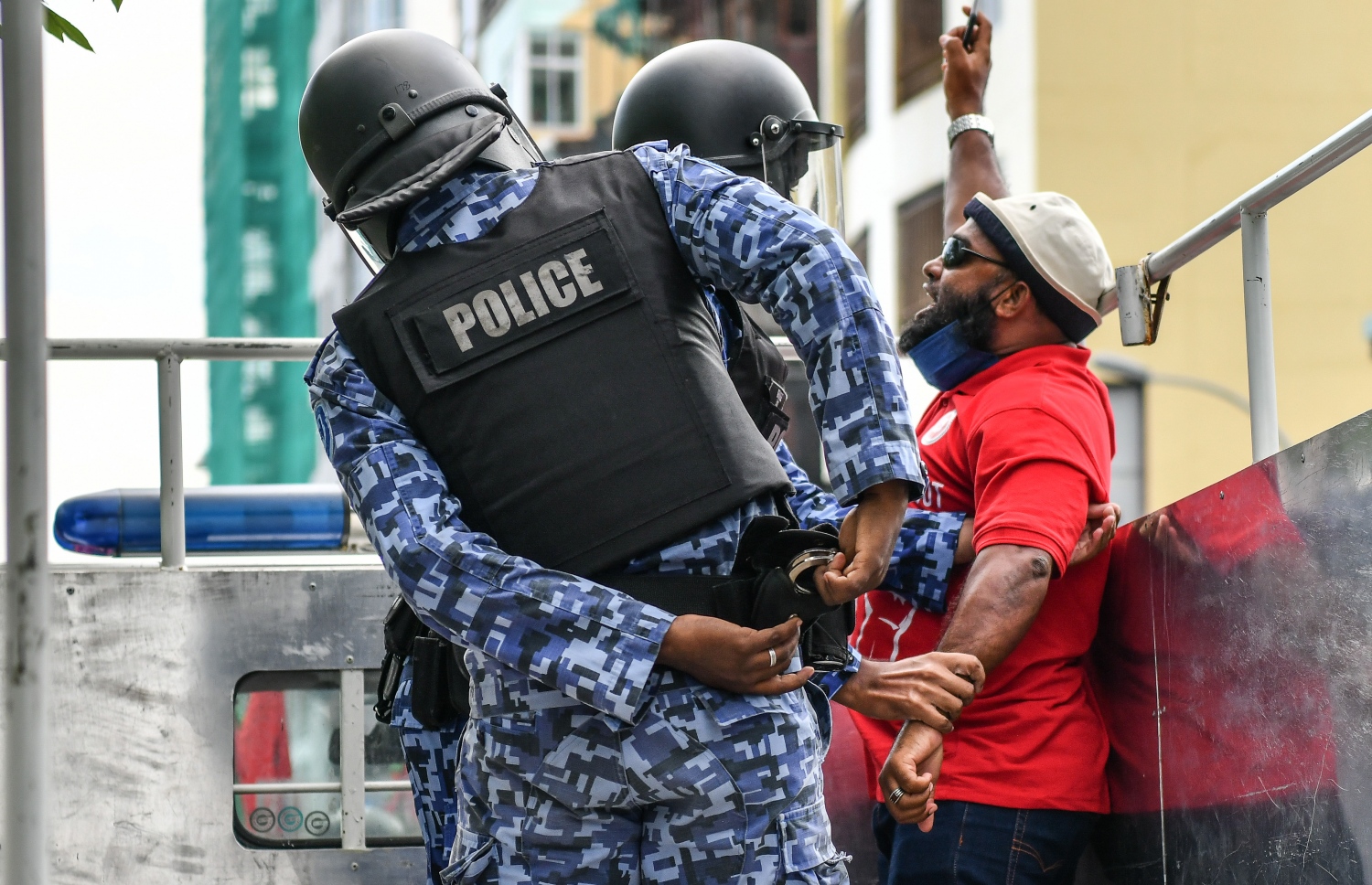 އިދިކޮޅު ޕީޕީއެމް އިން އިންތިޒާމުކޮށްގެން ހަވީރު މާލޭގައި ބާއްވަން އުޅުނު ސައިކަލު ބުރު ހުއްޓުވައި، މީހަކު ފުލުހުންގެ ބެލުމުގެ ދަށަށް ގެންދަނީ--. ފޮޓޯ: ނިޝާން އަލީ/މިހާރު