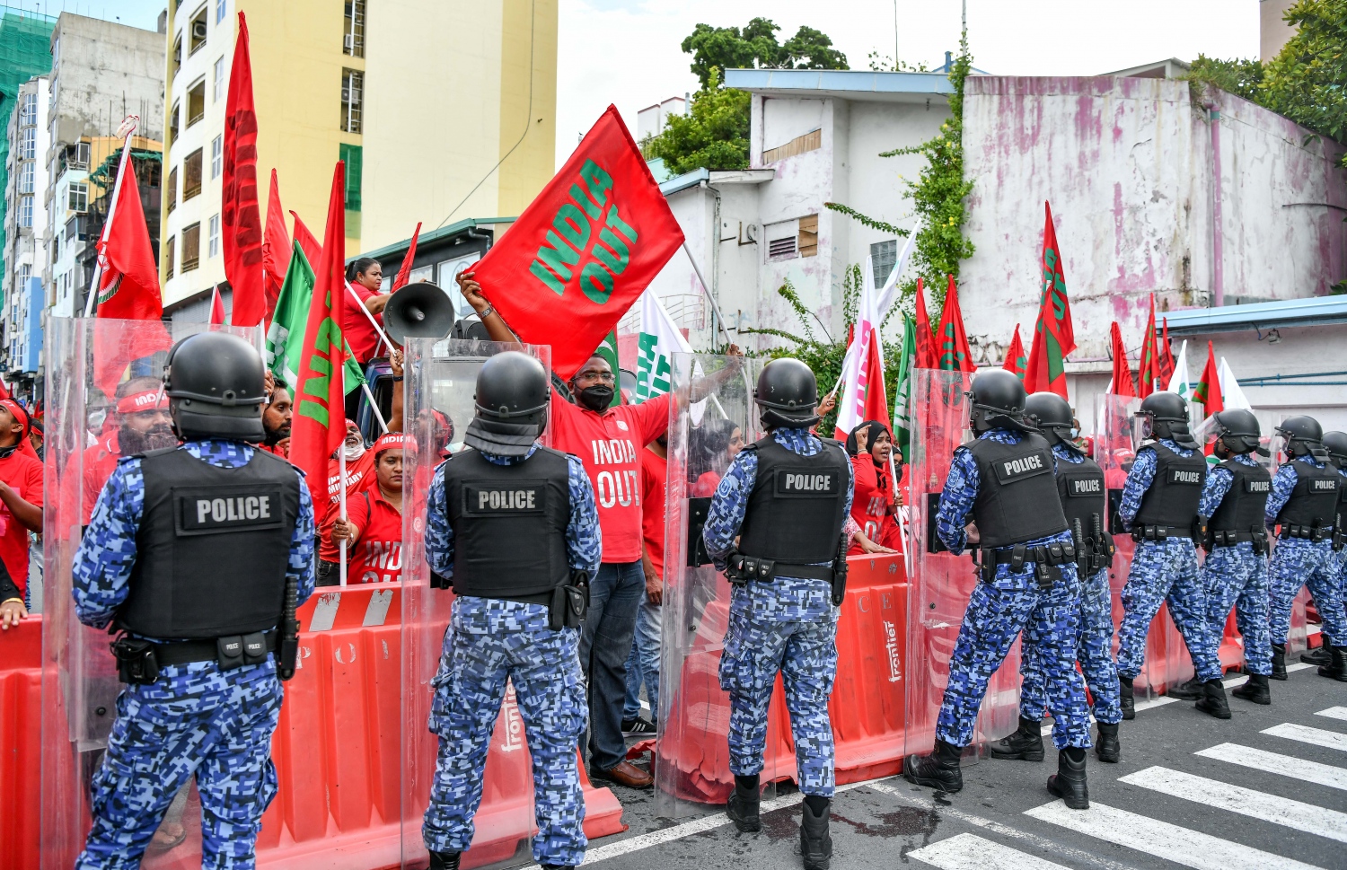 އިދިކޮޅު ޕީޕީއެމް އިން އިންތިޒާމުކޮށްގެން ހަވީރު މާލޭގައި ބާއްވަން އުޅުނު ސައިކަލު ބުރު ފުލުހުން ހުއްޓުވުމުން، އެސަރަހައްދުގައި އިދިކޮޅު ސަޕޯޓަރުން މުޒާހަރާ ކުރަނީ --. ފޮޓޯ: ނިޝާން އަލީ/މިހާރު
