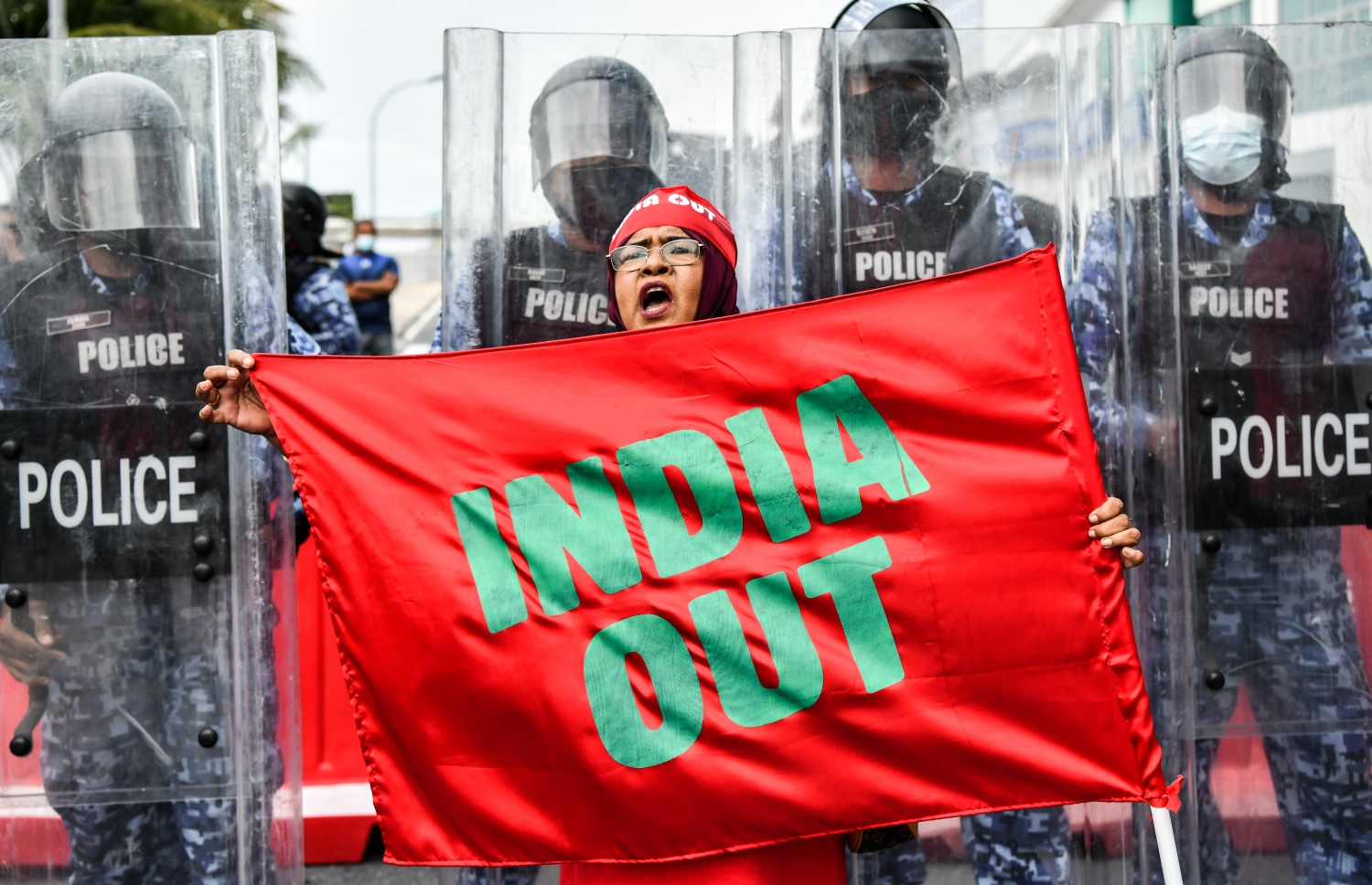 އިދިކޮޅު ޕީޕީއެމް އިން އިންތިޒާމުކޮށްގެން ހަވީރު މާލޭގައި ބާއްވަން އުޅުނު ސައިކަލު ބުރު ފުލުހުން ހުއްޓުވުމުން، އެސަރަހައްދުގައި އިދިކޮޅު ސަޕޯޓަރުން މުޒާހަރާ ކުރަނީ --. ފޮޓޯ: ނިޝާން އަލީ/މިހާރު