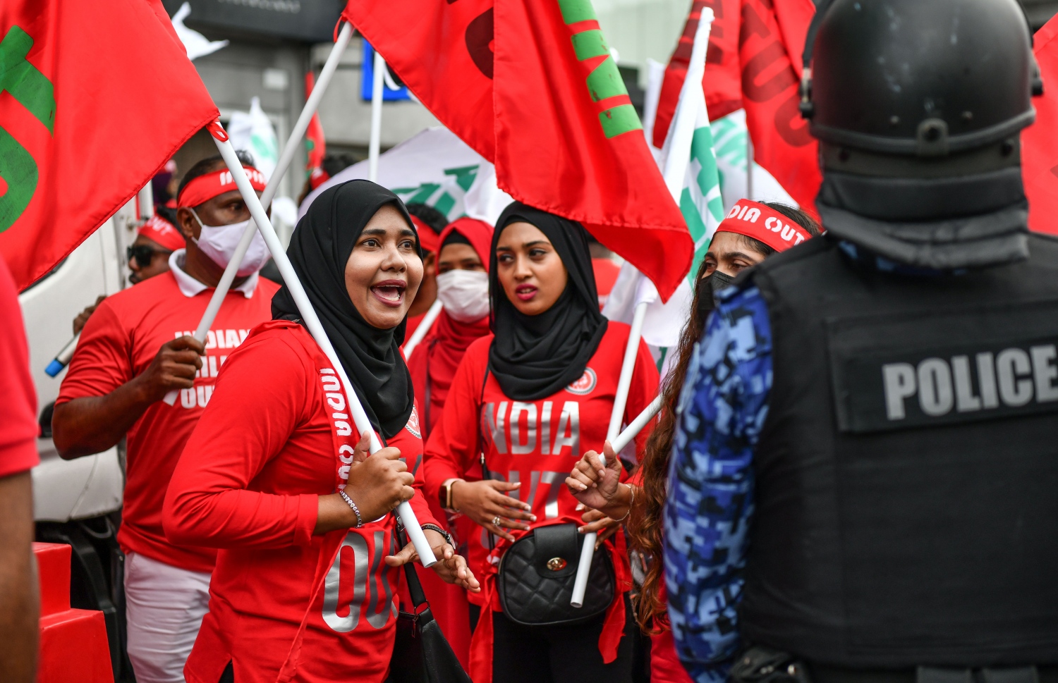 އިދިކޮޅު ޕީޕީއެމް އިން އިންތިޒާމުކޮށްގެން ހަވީރު މާލޭގައި ބާއްވަން އުޅުނު ސައިކަލު ބުރު ފުލުހުން ހުއްޓުވުމުން، އެސަރަހައްދުގައި އިދިކޮޅު ސަޕޯޓަރުން މުޒާހަރާ ކުރަނީ --. ފޮޓޯ: ނިޝާން އަލީ/މިހާރު