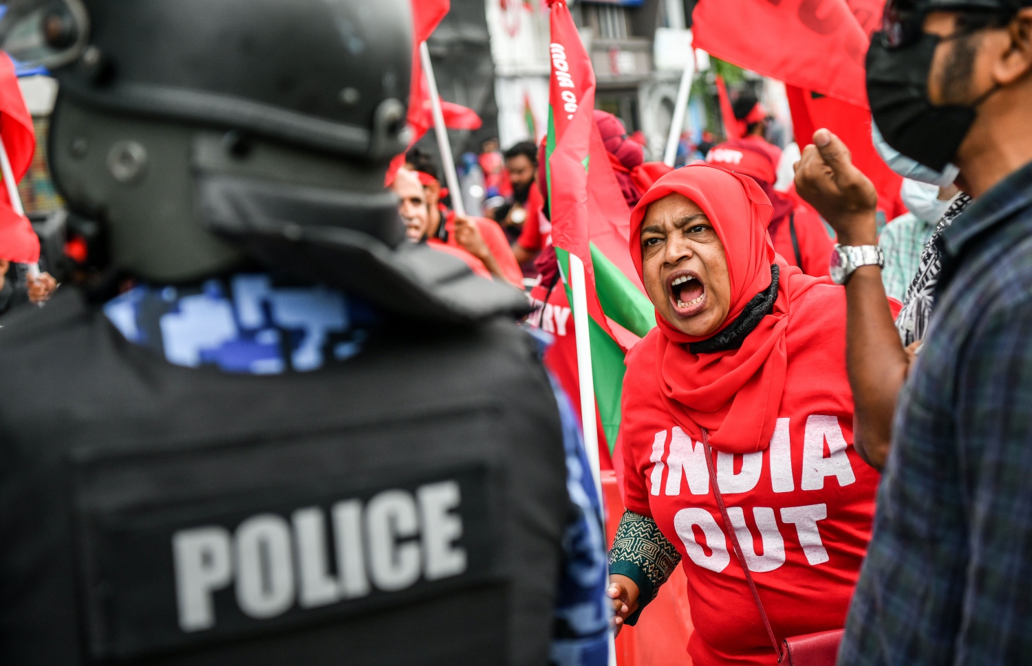 އިދިކޮޅު ޕީޕީއެމް އިން އިންތިޒާމުކޮށްގެން ހަވީރު މާލޭގައި ބާއްވަން އުޅުނު ސައިކަލު ބުރު ފުލުހުން ހުއްޓުވުމުން، އެސަރަހައްދުގައި އިދިކޮޅު ސަޕޯޓަރުން މުޒާހަރާ ކުރަނީ --. ފޮޓޯ: ނިޝާން އަލީ/މިހާރު