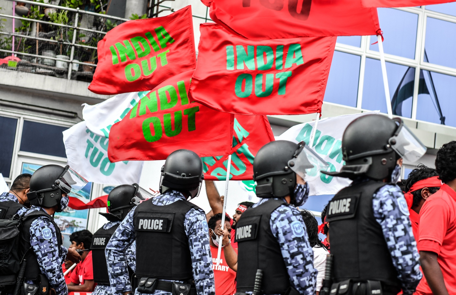 އިދިކޮޅު ޕީޕީއެމް އިން އިންތިޒާމުކޮށްގެން ހަވީރު މާލޭގައި ބާއްވަން އުޅުނު ސައިކަލު ބުރު ހުއްޓުވަން ފުލުހުން މަސައްކަތް ކުރަނީ، ރަނގަޅަށް ނުފެށެނީސް ފުލުހުން ވަނީ ޕީޕީއެމް އޮފީސް ކައިރިން މަގު ބަންދުކޮށް ސައިކަލް ބުރު ހުއްޓުވައިފައި --. ފޮޓޯ: ނިޝާން އަލީ/މިހާރު