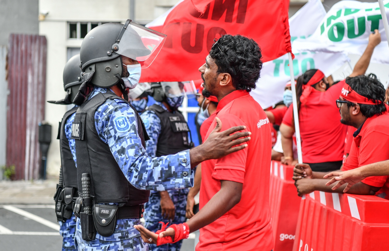 އިދިކޮޅު ޕީޕީއެމް އިން އިންތިޒާމުކޮށްގެން ހަވީރު މާލޭގައި ބާއްވަން އުޅުނު ސައިކަލު ބުރު ހުއްޓުވަން ފުލުހުން މަސައްކަތް ކުރަނީ، ރަނގަޅަށް ނުފެށެނީސް ފުލުހުން ވަނީ ޕީޕީއެމް އޮފީސް ކައިރިން މަގު ބަންދުކޮށް ސައިކަލް ބުރު ހުއްޓުވައިފައި --. ފޮޓޯ: ނިޝާން އަލީ/މިހާރު