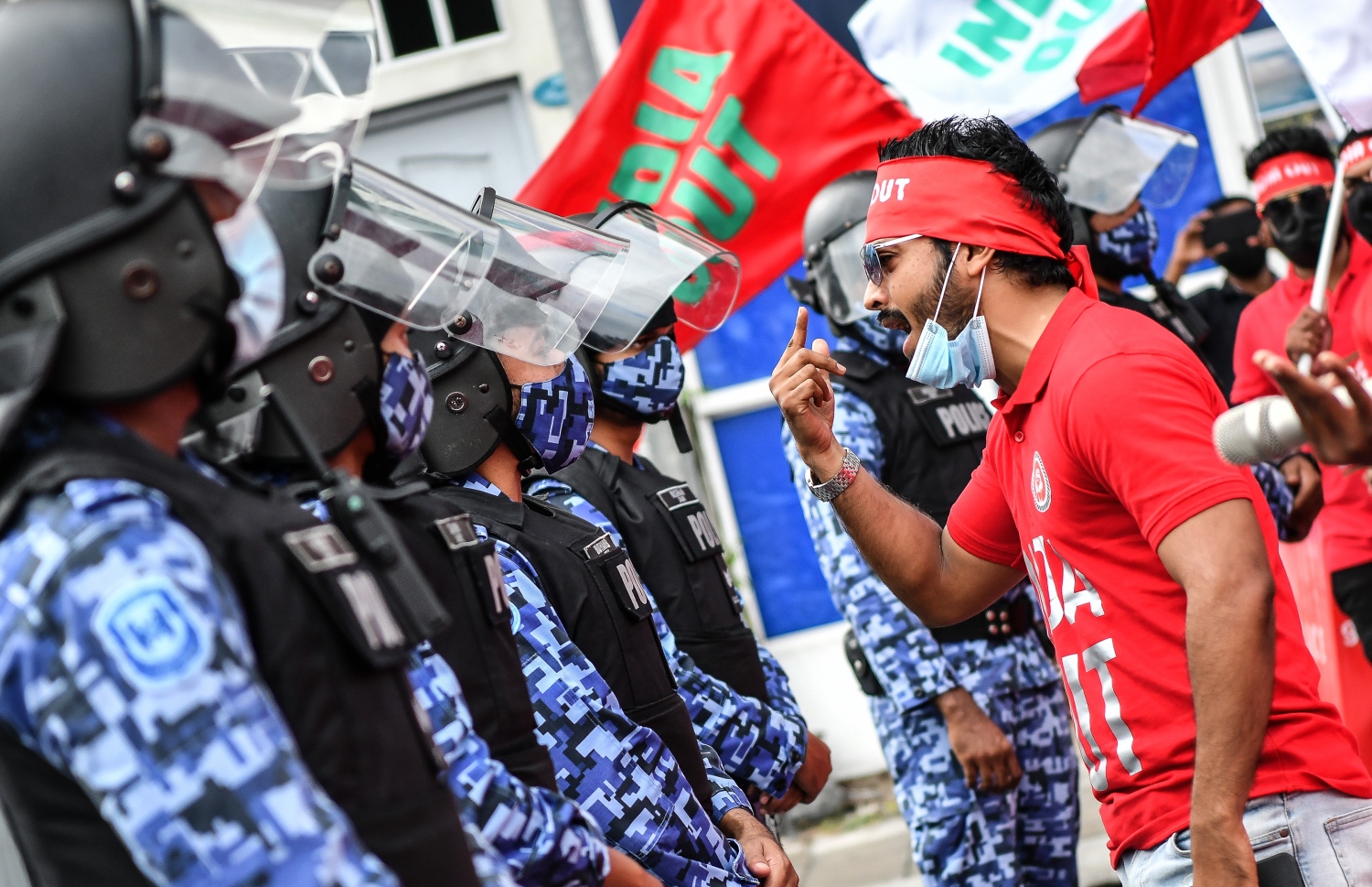 އިދިކޮޅު ޕީޕީއެމް އިން އިންތިޒާމުކޮށްގެން ހަވީރު މާލޭގައި ބާއްވަން އުޅުނު ސައިކަލު ބުރު ފުލުހުން ހުއްޓުވުމުން، އެސަރަހައްދުގައި އިދިކޮޅު ސަޕޯޓަރުން މުޒާހަރާ ކުރަނީ --. ފޮޓޯ: ނިޝާން އަލީ/މިހާރު