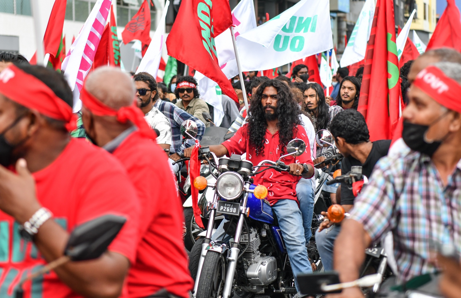 އިދިކޮޅު ޕީޕީއެމް އިން އިންތިޒާމުކޮށްގެން ހަވީރު މާލޭގައި ބާއްވަން އުޅުނު ސައިކަލު ބުރުގައި ބައިވެރިވި އިދިކޮޅު ސަޕޯޓަރުން، ފުލުހުން ވަނީ ޕީޕީއެމް އޮފީސް ކައިރިން މަގު ބަންދުކޮށް ސައިކަލް ބުރު ހުއްޓުވައިފައި --. ފޮޓޯ: ނިޝާން އަލީ/މިހާރު