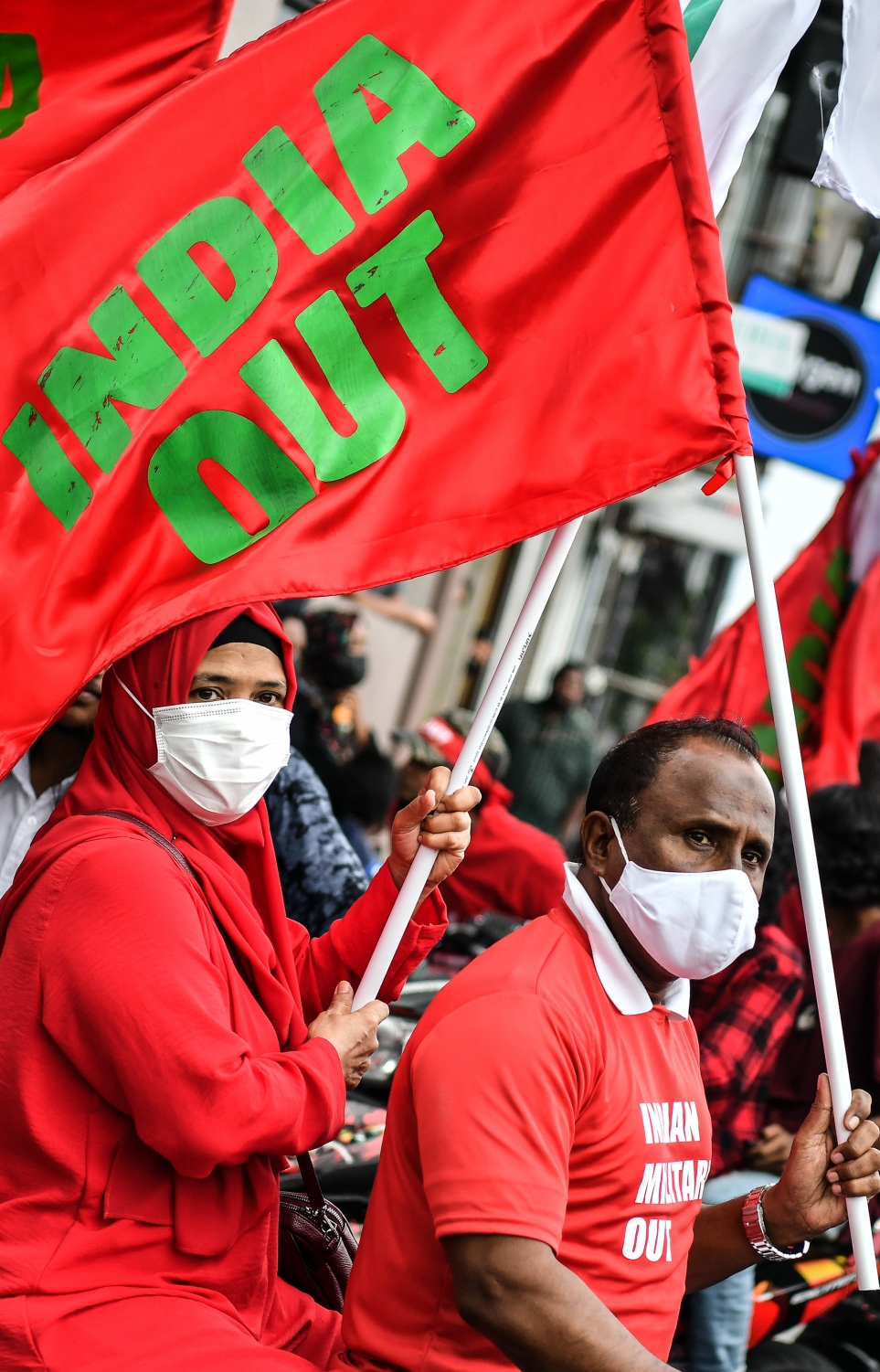 އިދިކޮޅު ޕީޕީއެމް އިން އިންތިޒާމުކޮށްގެން ހަވީރު މާލޭގައި ބާއްވަން އުޅުނު ސައިކަލު ބުރުގައި ބައިވެރިވި އިދިކޮޅު ސަޕޯޓަރުން، ފުލުހުން ވަނީ ޕީޕީއެމް އޮފީސް ކައިރިން މަގު ބަންދުކޮށް ސައިކަލް ބުރު ހުއްޓުވައިފައި --. ފޮޓޯ: ނިޝާން އަލީ/މިހާރު