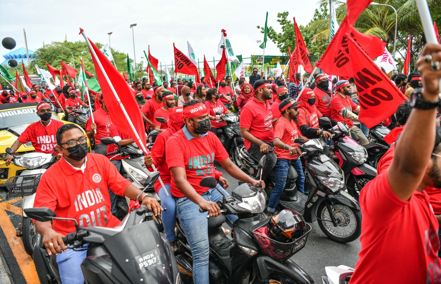 އިދިކޮޅު ޕީޕީއެމް އިން އިންތިޒާމުކޮށްގެން ހަވީރު މާލޭގައި ބާއްވަން އުޅުނު ސައިކަލު ބުރުގައި ބައިވެރިވި އިދިކޮޅު ސަޕޯޓަރުން، ފުލުހުން ވަނީ ޕީޕީއެމް އޮފީސް ކައިރިން މަގު ބަންދުކޮށް ސައިކަލް ބުރު ހުއްޓުވައިފައި --. ފޮޓޯ: ނިޝާން އަލީ/މިހާރު