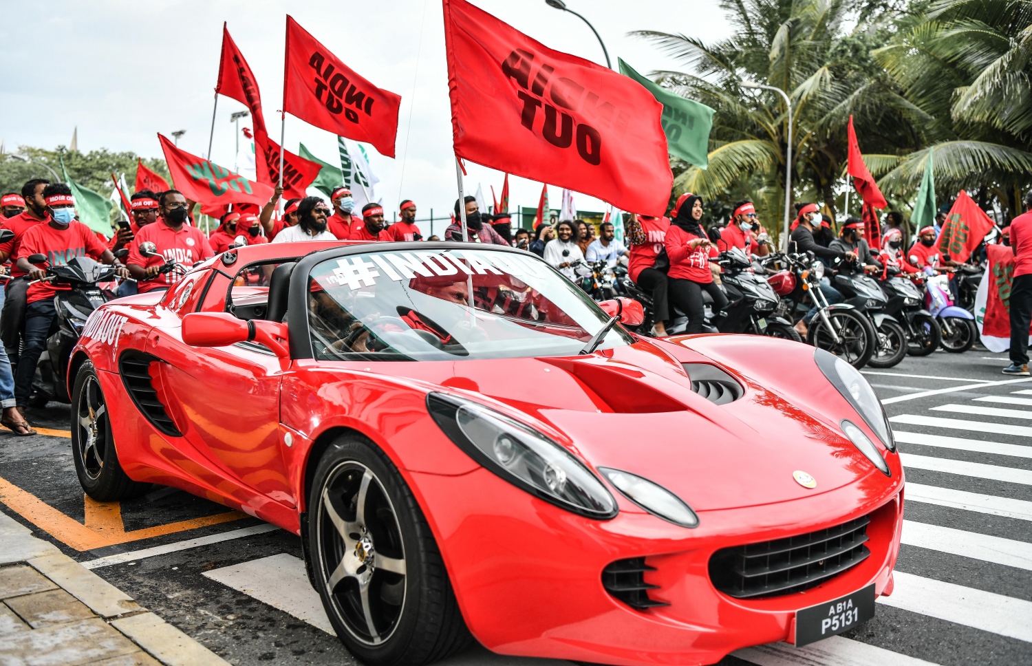 އިދިކޮޅު ޕީޕީއެމް އިން އިންތިޒާމުކޮށްގެން ހަވީރު މާލޭގައި ބާއްވަން އުޅުނު ސައިކަލު ބުރު، ފުލުހުން ވަނީ ޕީޕީއެމް އޮފީސް ކައިރިން މަގު ބަންދުކޮށް ސައިކަލް ބުރު ހުއްޓުވައިފައި --. ފޮޓޯ: ނިޝާން އަލީ/މިހާރު