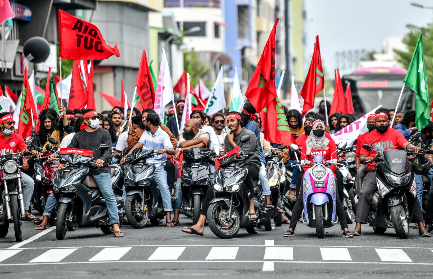 އިދިކޮޅު ޕީޕީއެމް އިން އިންތިޒާމުކޮށްގެން ހަވީރު މާލޭގައި ބާއްވަން އުޅުނު ސައިކަލު ބުރު، ފުލުހުން ވަނީ ޕީޕީއެމް އޮފީސް ކައިރިން މަގު ބަންދުކޮށް ސައިކަލް ބުރު ހުއްޓުވައިފައި --. ފޮޓޯ: ނިޝާން އަލީ/މިހާރު