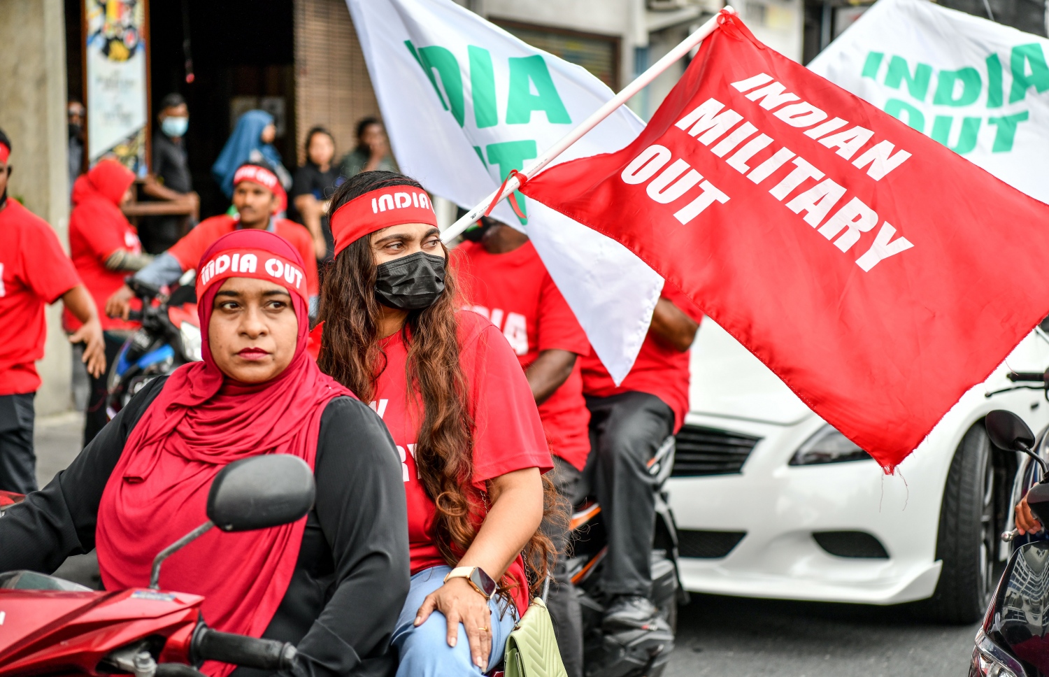 އިދިކޮޅު ޕީޕީއެމް އިން އިންތިޒާމުކޮށްގެން ހަވީރު މާލޭގައި ބާއްވަން އުޅުނު ސައިކަލު ބުރުގައި ބައިވެރިވި އިދިކޮޅު ސަޕޯޓަރުން، ފުލުހުން ވަނީ ޕީޕީއެމް އޮފީސް ކައިރިން މަގު ބަންދުކޮށް ސައިކަލް ބުރު ހުއްޓުވައިފައި --. ފޮޓޯ: ނިޝާން އަލީ/މިހާރު