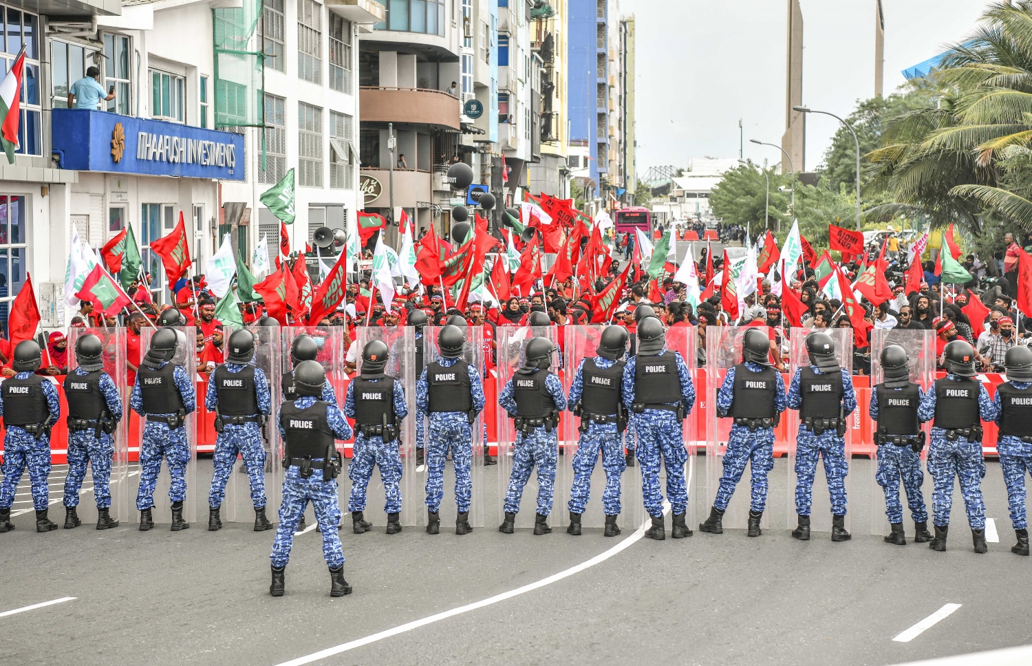 އިދިކޮޅު ޕީޕީއެމް އިން އިންތިޒާމުކޮށްގެން ހަވީރު މާލޭގައި ބާއްވަން އުޅުނު ސައިކަލު ބުރު ހުއްޓުވަން ފުލުހުން މަސައްކަތް ކުރަނީ، ރަނގަޅަށް ނުފެށެނީސް ފުލުހުން ވަނީ ޕީޕީއެމް އޮފީސް ކައިރިން މަގު ބަންދުކޮށް ސައިކަލް ބުރު ހުއްޓުވައިފައި --. ފޮޓޯ: ނިޝާން އަލީ/މިހާރު