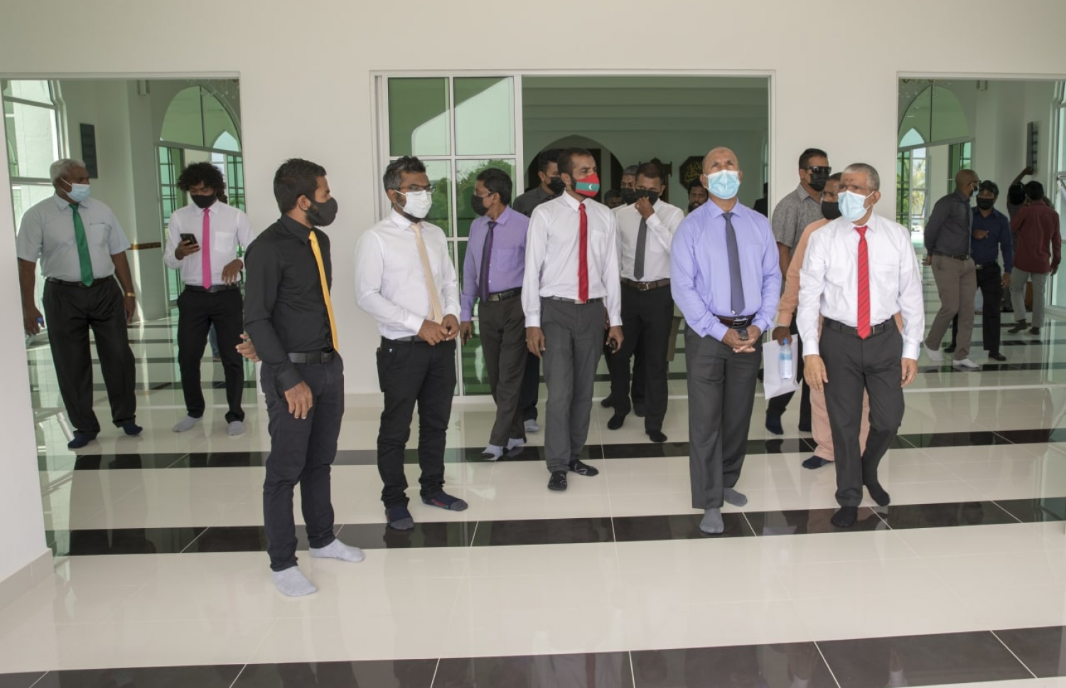 ޑރ. އަފްރާޝީމް އަލީގެ ހަނދާނުގައި އުނގޫފާރުގައި ބިނާކުރި އިސްލާމީ މަރުކަޒު ހުޅުވުމުގެ ރަސްމިއްޔާތުގައި އަފްރާޝީމްގެ ބޭބެ އަބްދުއް ނާސިރު އަލީ (ކ) އިސްލާމިކް މިނިސްޓަރު ޑރ. އަހުމަދު ޒާހިރު އަރިހުގައި ބައިވެރިވެވަޑައިގަންނަވަނީ. ފޮޓޯ: އިސްލާމިކް މިނިސްޓްރީ