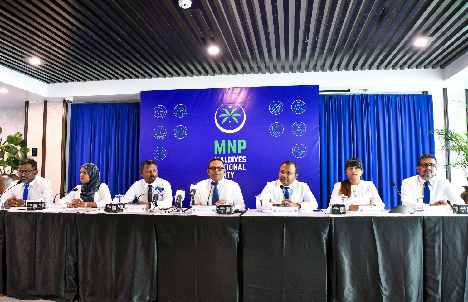 އެމްއެންޕީގެ ލީޑަޝިޕުން މިއަދު ބޭއްވި ނިއުސް ކޮންފަރެންސްގައި، އެ ޕާޓީގެ ރައީސް ނާޒިމް ވާހަކަދައްކަވަނީ.-- ފޮޓޯ: ފަޔާޒު މޫސާ/ މިހާރު