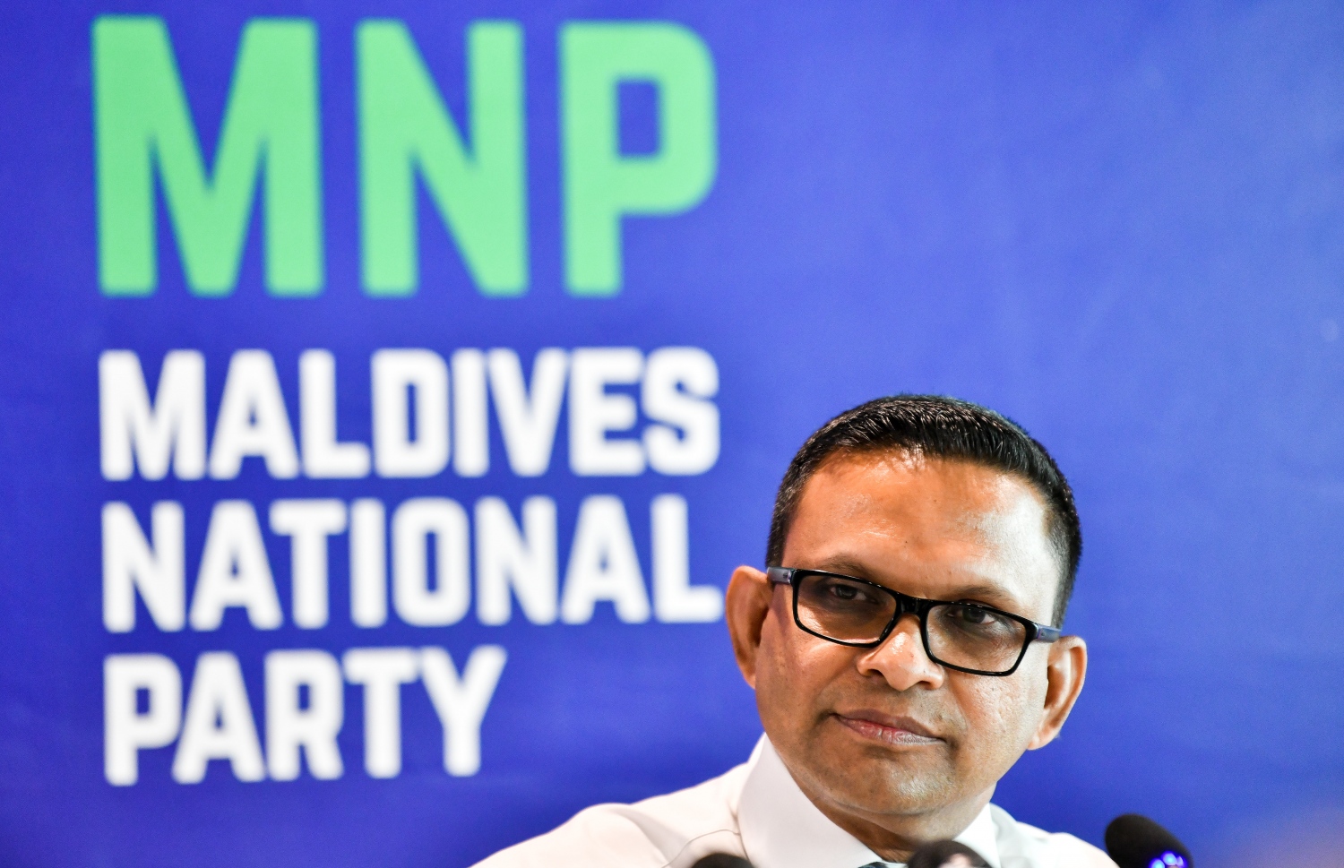 އެމްއެންޕީން މިއަދު ބޭއްވި ޕްރެސް ކޮންފަރެންސްގައި އެ ޕާޓީގެ ރައީސް ނާޒިމް ބައިވެރިވެވަޑައިގަންނަވަނީ.-- ފޮޓޯ: ފަޔާޒު މޫސާ/ މިހާރު