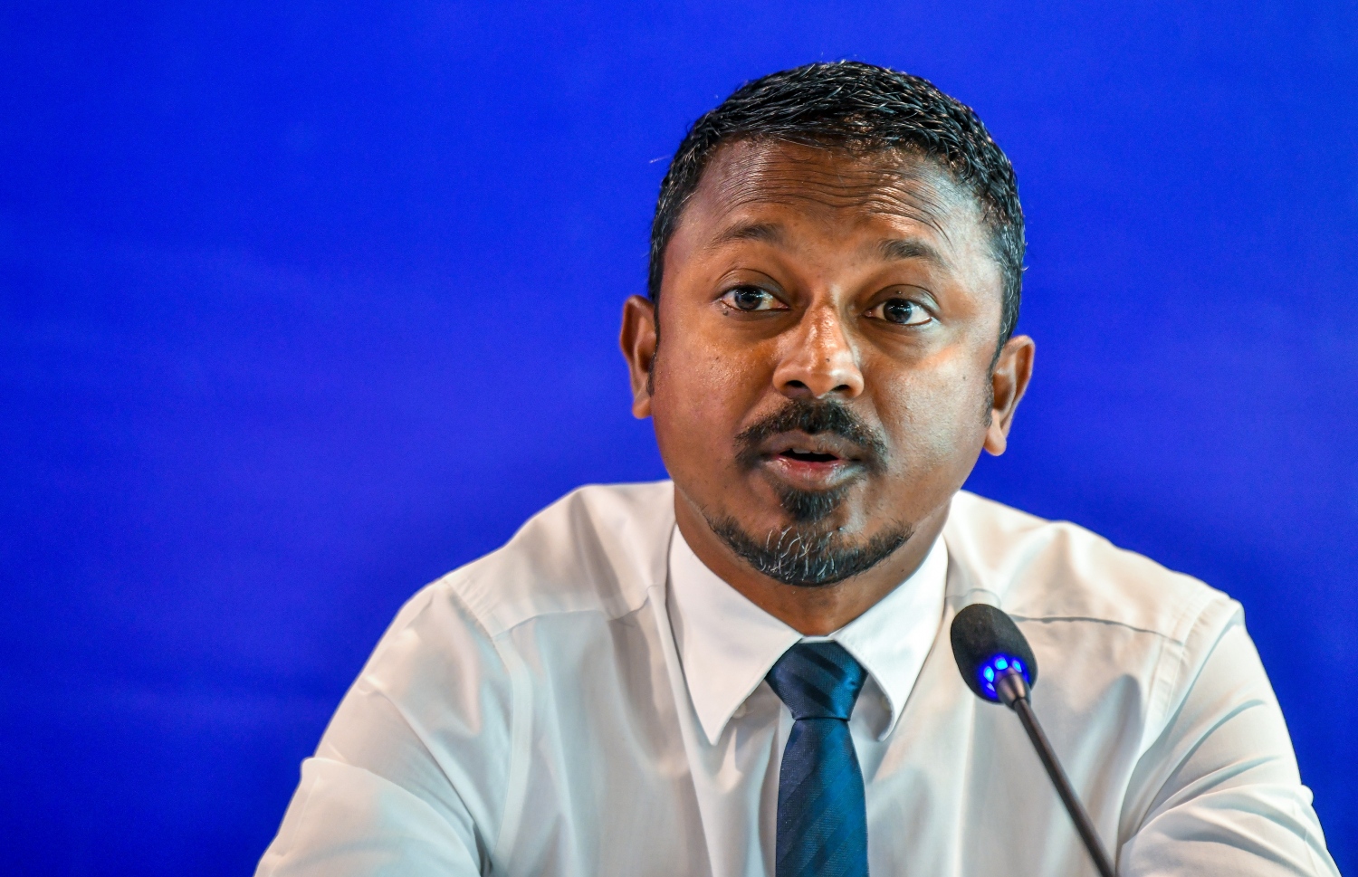 އެމްއެންޕީން މިއަދު ބޭއްވި ނިއުސް ކޮންފަރެންސްގައި، އެ ޕާޓީގެ ނައިބު ރައީސް އަހުމަދު އުޝާމް ވާހަކަދައްކަވަނީ.-- ފޮޓޯ: ފަޔާޒު މޫސާ/ މިހާރު