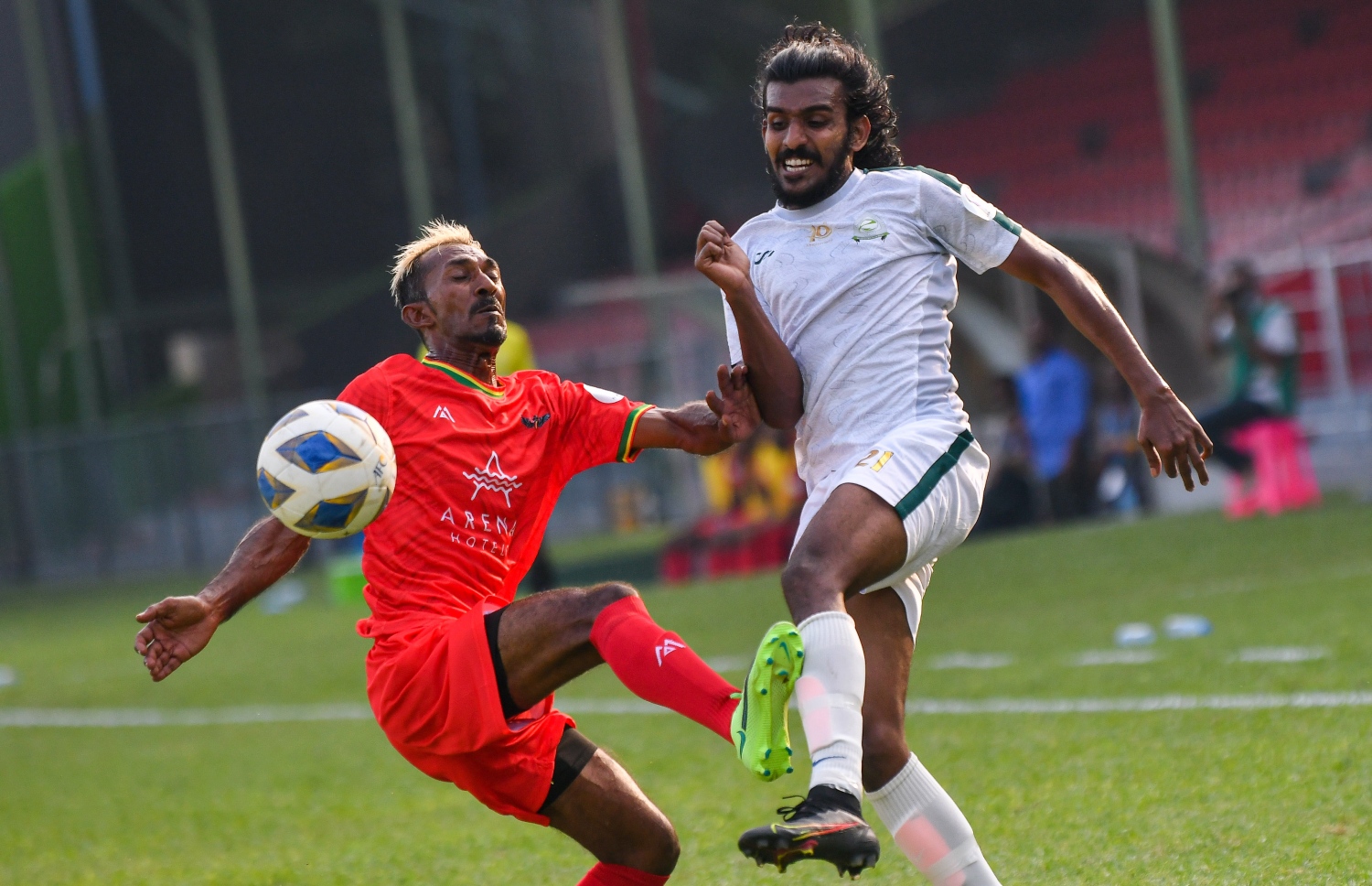 ގްރީން ސްޓްރީޓްސްގެ ހުސެއިން އަބްދުﷲ އަތުން ބޯޅަ ހޯދަން ގްރާންޑޭގެ ސުނީޒް މަސައްކަތް ކުރަނީ.-- ފޮޓޯ: ފަޔާޒް މޫސާ/ މިހާރު