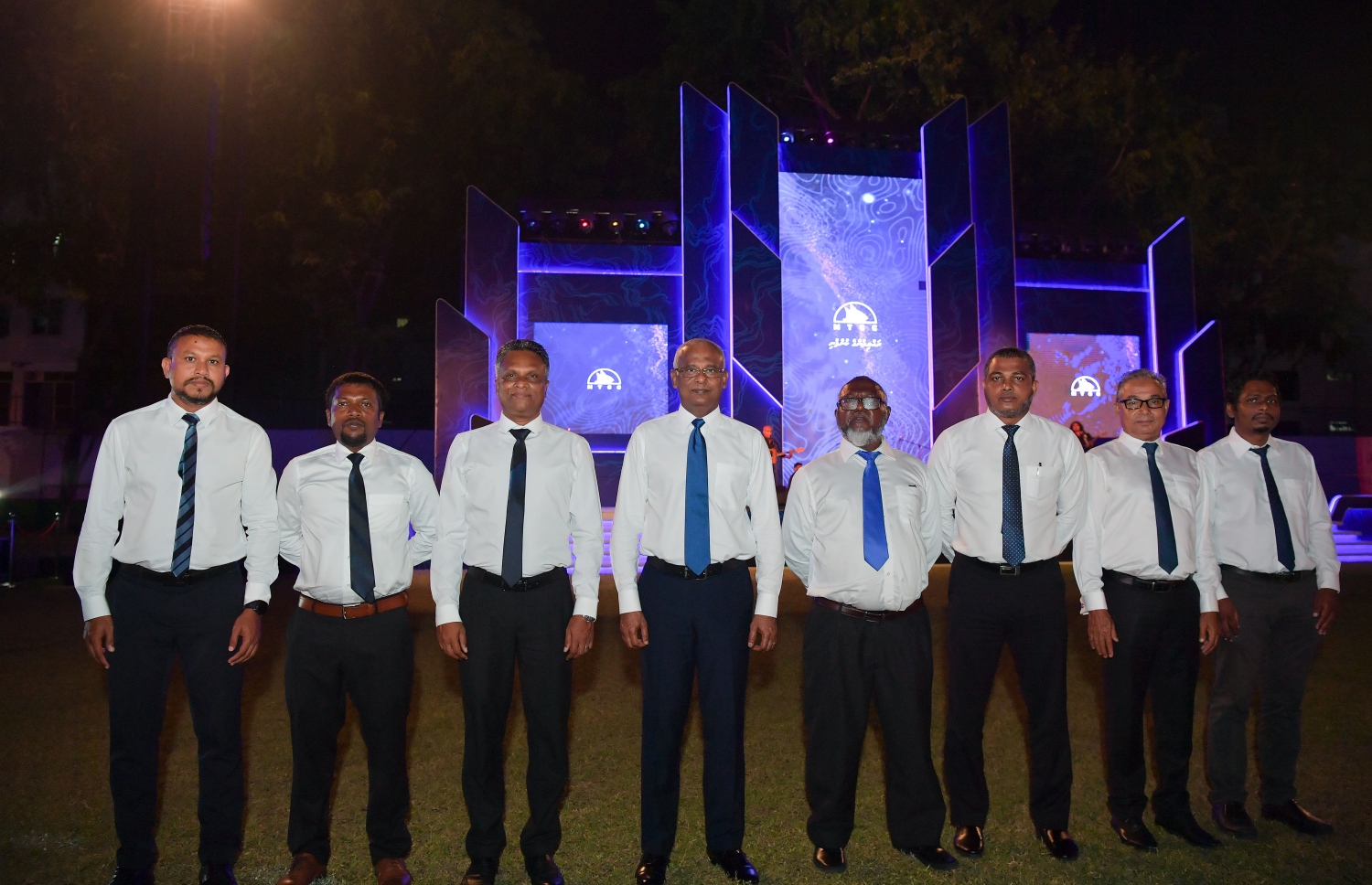 މާލެ: ޑިސެމްބަރު 19، 2021: އެމްޓީސީސީގެ 41 ވަނަ އަހަރީ ދުވަސް ފާހަގަކުރަން ބޭއްވި ޖަލްސާގައި އެ ކުންފުނީގެ ބޯޑު މެމްބަރުންނާއެކު ރައީސް އިބްރާހިމް މުހައްމަދު ސޯލިހު އަދި އެ ކުންފުނީގެ ސީއީއޯ އާދަމް އާޒިމް ފޮޓޯއަކަށް ހުއްޓިވަޑައިގެން.-- ފޮޓޯ: ރައީސް އޮފީސް