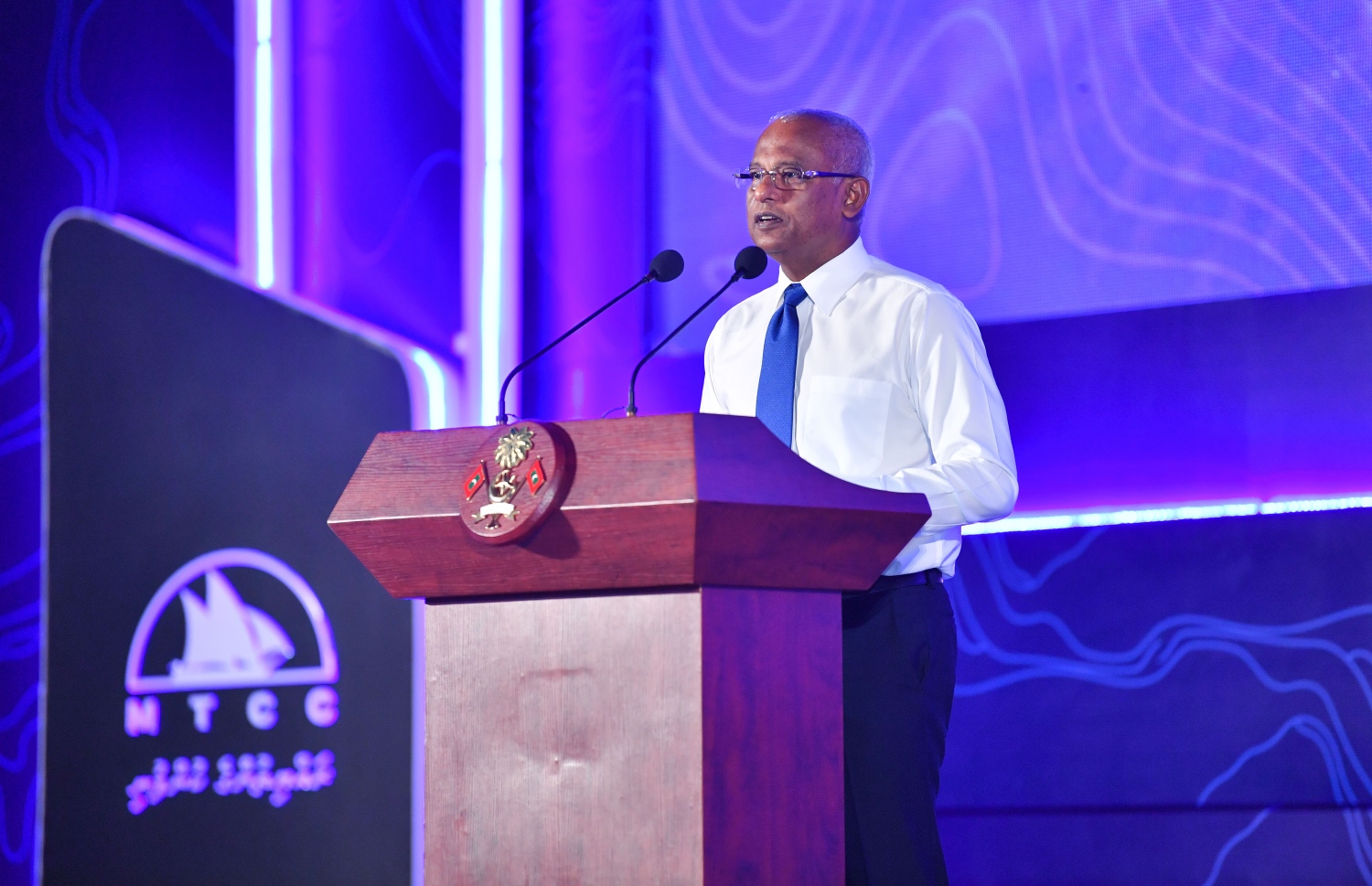 މާލެ: ޑިސެމްބަރު 19، 2021: އެމްޓީސީސީގެ 41 ވަނަ އަހަރީ ދުވަސް ފާހަގަކުރަން ބޭއްވި ޖަލްސާގައި ރައީސް އިބްރާހިމް މުހައްމަދު ސޯލިހު ވާހަކަ ދައްކަވަނީ: ރައްޔިތުންނަށް އެންމެ ބޭނުން ޖެހިފައިވާ މަޝްރޫއުތައް އަންނަނީ ނިމެމުން ކަމަށް ރައީސް ވިދާޅުވި.-- ފޮޓޯ: ރައީސް އޮފީސް