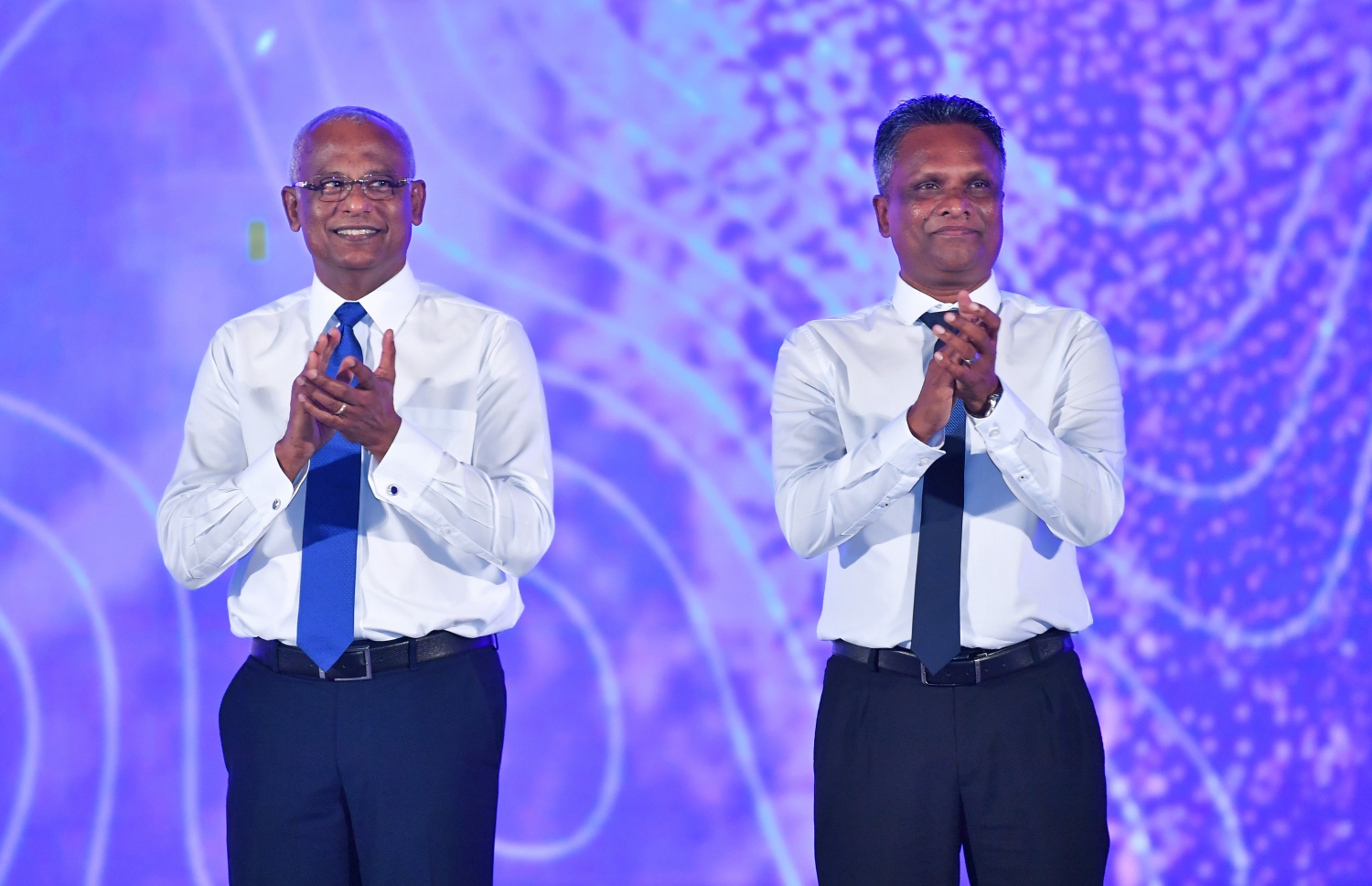 މާލެ: ޑިސެމްބަރު 19، 2021: އެމްޓީސީސީގެ 41 ވަނަ އަހަރީ ދުވަސް ފާހަގަކުރަން ބޭއްވި ޖަލްސާގައި ރައީސް އިބްރާހިމް މުހައްމަދު ސޯލިހު އަދި އެ ކުންފުނީގެ ސީއީއޯ އާދަމް އާޒިމް ބައިވެރިވެ ވަޑައިގަންނަވަނީ.-- ފޮޓޯ: ރައީސް އޮފީސް