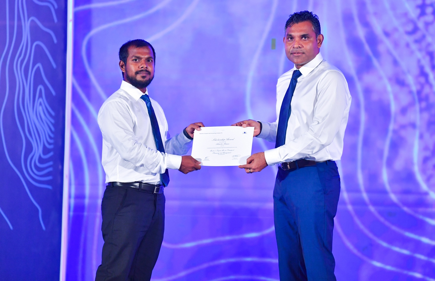 މާލެ: ޑިސެމްބަރު 19، 2021: އެމްޓީސީސީގެ 41 ވަނަ އަހަރީ ދުވަސް ފާހަގަކުރަން ބޭއްވި ޖަލްސާގައި ނައިބު ރައީސް ފައިސަލް ނަސީމް(ކ) އެ ކުންފުނީގެ މުވައްޒަފަކަށް ހަނދާނީ ލިޔުމެއް ދެއްވަނީ.-- ފޮޓޯ: ރައީސް އޮފީސް