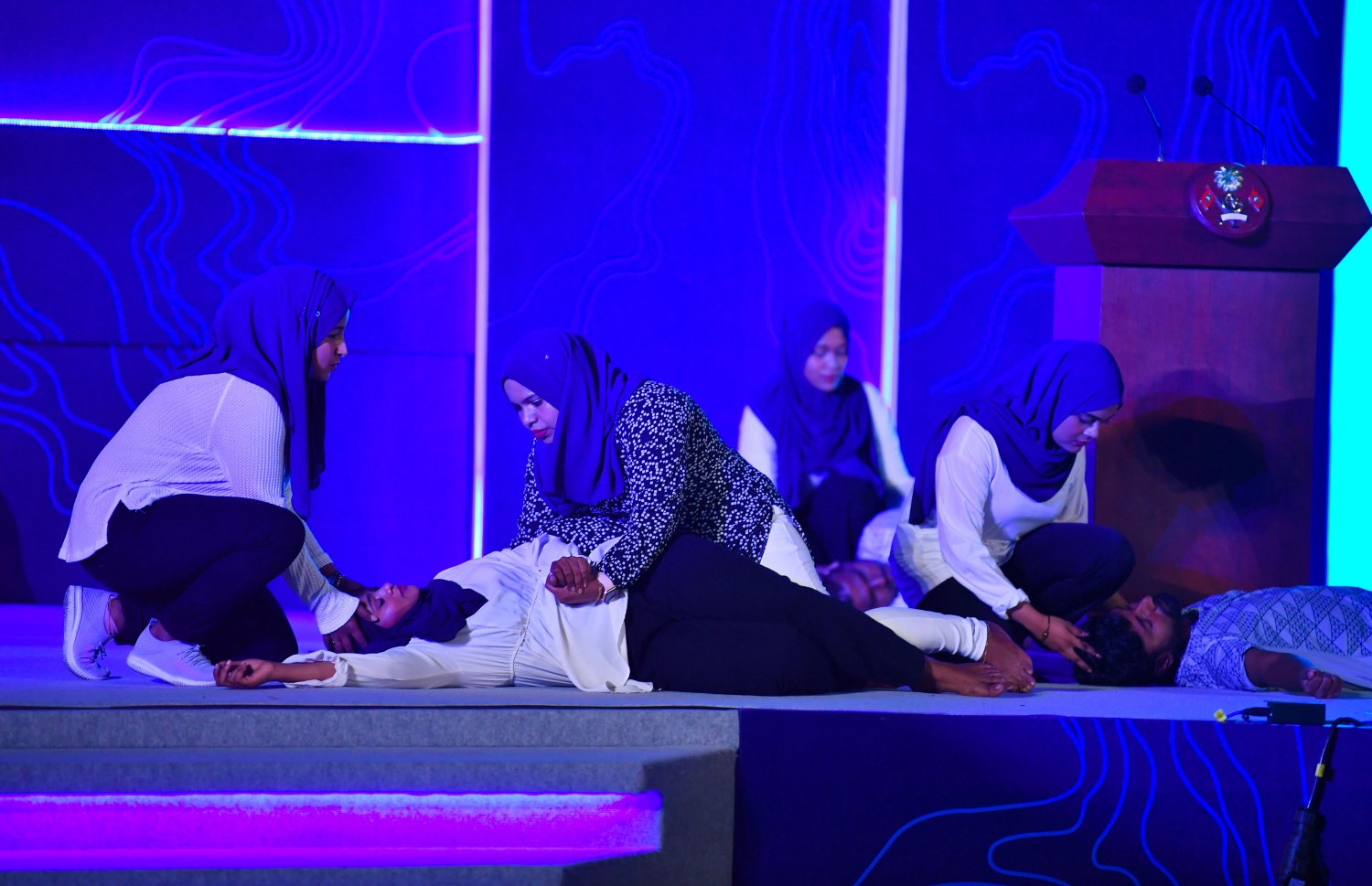 މާލެ: ޑިސެމްބަރު 19، 2021: އެމްޓީސީސީގެ 41 ވަނަ އަހަރީ ދުވަސް ފާހަގަކުރަން ބޭއްވި ޖަލްސާގައި އެ ކުންފުނީގެ މުވައްޒަފުންތަކެއް ޕާފޯމެއް ހުށަހަޅަނީ.-- ފޮޓޯ: ރައީސް އޮފީސް