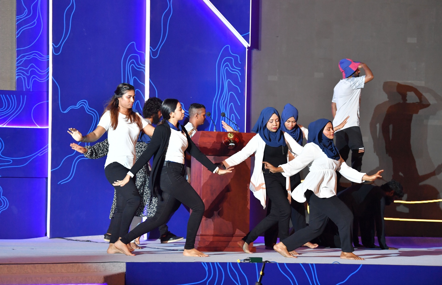 މާލެ: ޑިސެމްބަރު 19، 2021: އެމްޓީސީސީގެ 41 ވަނަ އަހަރީ ދުވަސް ފާހަގަކުރަން ބޭއްވި ޖަލްސާގައި އެ ކުންފުނީގެ މުވައްޒަފުންތަކެއް ޕާފޯމެއް ހުށަހަޅަނީ.-- ފޮޓޯ: ރައީސް އޮފީސް