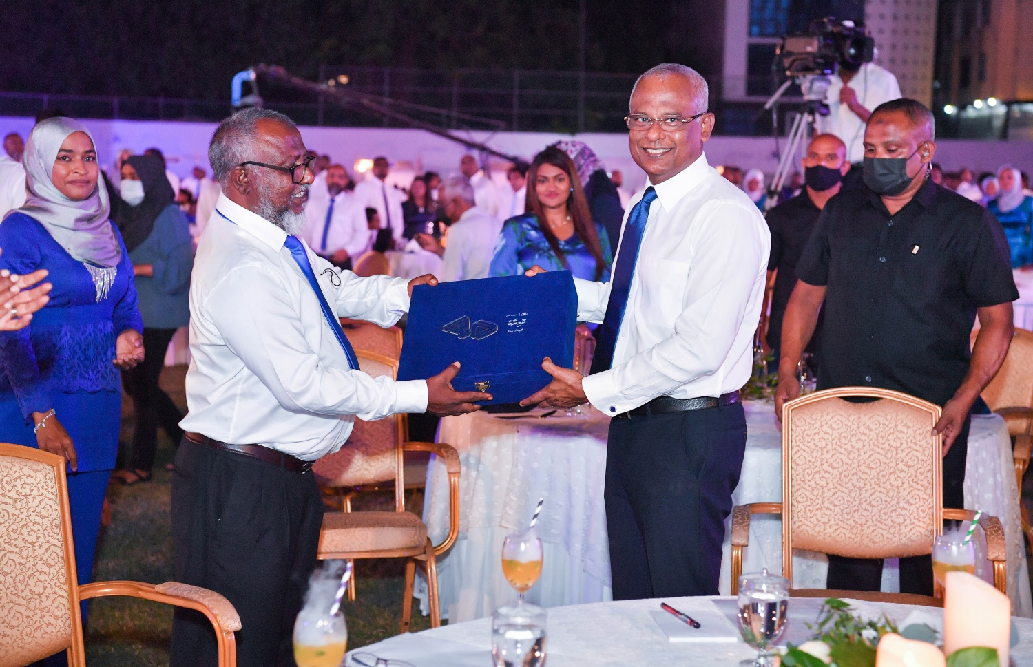 މާލެ: ޑިސެމްބަރު 19، 2021: އެމްޓީސީސީގެ 41 ވަނަ އަހަރީ ދުވަސް ފާހަގަކުރަން ބޭއްވި ޖަލްސާގައި އެ ކުންފުނީގެ ފަރާތުން ރައީސް އިބްރާހިމް މުހައްމަދު ސޯލިހަށް ހަދިޔާއެއް ދެއްވަނީ.-- ފޮޓޯ: ރައީސް އޮފީސް