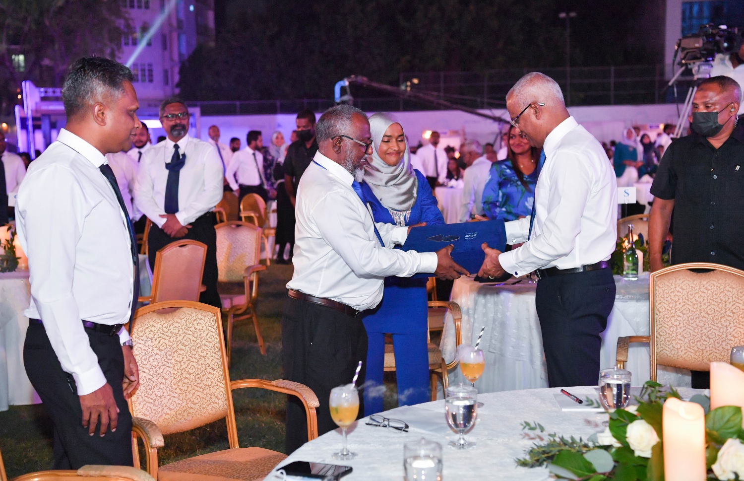 މާލެ: ޑިސެމްބަރު 19، 2021: އެމްޓީސީސީގެ 41 ވަނަ އަހަރީ ދުވަސް ފާހަގަކުރަން ބޭއްވި ޖަލްސާގައި އެ ކުންފުނީގެ ފަރާތުން ރައީސް އިބްރާހިމް މުހައްމަދު ސޯލިހަށް ހަދިޔާއެއް ދެއްވަނީ.-- ފޮޓޯ: ރައީސް އޮފީސް