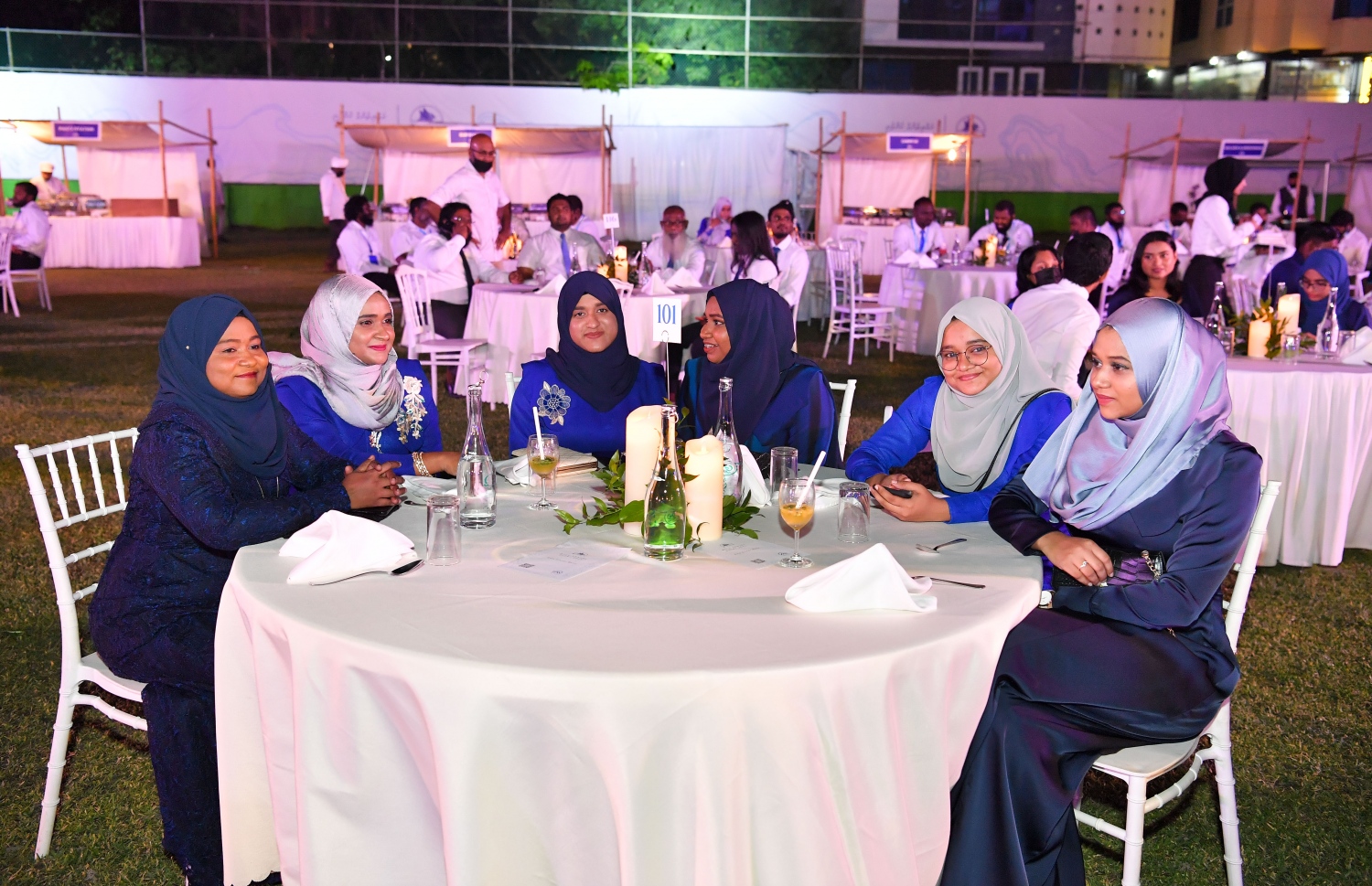 މާލެ: ޑިސެމްބަރު 19، 2021: އެމްޓީސީސީގެ 41 ވަނަ އަހަރީ ދުވަސް ފާހަގަކުރަން ބޭއްވި ޖަލްސާގައި އެ ކުންފުނީގެ މުވައްޒަފުންތަކެއް ބައިވެރިވަނީ.-- ފޮޓޯ: ރައީސް އޮފީސް